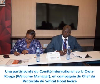 Une participante du Comité International de la Croix-
Rouge (Welcome Manager), en compagnie du Chef du
Protocole du Sofitel Hôtel Ivoire
 