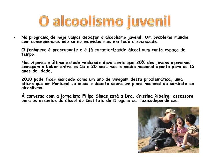 A família jovem as bebidas de marido