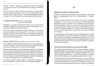 254
"bendito" -"sensato"- quien pone su confianza y sus criterios de conducta
en el Señor: este sí será "un árbol plantado junto al agua, que no dejará de
dar fruto".
El salmo insiste en la misma doble dirección: "dichoso el hombre que ha
puesto su confianza en el Señor", el que "no sigue el consejo de los impíos,
sino que su gozo es la ley del Señor... Será como árbol plantado al borde de
la acequia... No así los impíos, no así: serán paja que arrebata el viento".
1 Corintios 15,12.16-20. Si Cristo no ha resucitado,
vuestra fe no tiene sentido
Para Pablo, si es cierta la resurrección de Jesús -cosa que vimos cómo
afirmaba y confirmaba el domingo pasado- ¿cómo es que alguien se atreve
a dudar que también resucitaremos nosotros?
Las dos cosas, para él, van íntimamente unidas. Poruña parte, "sí los muertos
no resucitan, tampoco Cristo ha resucitado". Y, por otra, "si Cristo no ha
resucitado, vuestra fe no tiene sentido". Le viene espontánea la exclamación:
"¡pero no! Cristo resucitó de entre los muertos: el primero de todos". Por
tanto, todos nosotros después de él.
Lucas 6,17. 20-26. Dichosos los pobres; ¡ay de vosotros, los ricos!
Lo que en Mateo se llama "sermón de la montaña", en Lucas se podría llamar
"sermón de la llanura", porque lo sitúa precisamente cuando Jesús baja de
la montaña. Lo leeremos hoy y los dos próximos domingos.
Las bienaventuranzas de Lucas sonparecidas, pero noidénticas, alas deMateo.
En Lucas son cuatro afirmaciones positivas: bienaventurados los pobres, los
que tienen hambre, los que ahora lloran, y los que son odiados por este mundo.
Y cuatro negativas: ¡ay los ricos, ay los que están saciados, ay los que ahora
ríen, ay de los que este mundo alaba! El lenguaje es muy directo, interpelante
(no habla en tercera persona, sino en segunda del plural).
Los primeros se pueden alegrar, porque su recompensa será grande en el
cielo. Los segundos no van por el camino de la felicidad: al contrario.
- I I -
¿Quiénes son los felices y bienaventurados?
En Mateo son ocho las bienaventuranzas. En Lucas, cuatro y, como hemos
dicho, van acompañadas de otras cuatro "malaventuranzas" o "lamenta-
ciones".
Nos conviene saber a quiénes llama "felices" Cristo Jesús y de quiénes
se lamenta, no vaya a ser que nos esforcemos en buscar felicidades
inmediatas que no nos conducen a nada y olvidemos las que Dios valora.
Jesús llama "felices y dichosos" a cuatro clases de personas: los pobres,
los que pasan hambre, los que lloran y los que son perseguidos por causa
de la fe. Y se lamenta y dedica su "ay" a otras cuatro clases de personas:
los ricos, los que están saciados, los que ríen y los que son adulados
por el mundo.
Se trata, por tanto, de cuatro antítesis. Como las que ponía Lucas en labios
de la Virgen María en su canto del "Magnificat": Dios derriba a los poten-
tados y enaltece a los humildes, a los hambrientos los sacia y a los ricos los
despide vacíos. Es como el desarrollo de lo que había anunciado Jesús en su
primera homilía de Nazaret: Dios le ha enviado a los pobres, los cautivos,
los ciegos y los oprimidos.
Las bienaventuranzas de Dios no son como las del mundo
Nos resulta siempre sorprendente esta lista de bienaventuranzas. ¿Cómo se
puede llamar dichosos a ios que lloran o a los pobres o a los perseguidos? La
enseñanza de Jesús es paradójica. No va según nuestros gustos y los criterios
de este mundo. El mundo de hoy -y el de todos los tiempos- nos promete
otra lista de felicidades que no coinciden precisamente con la de Jesús.
En nuestra sociedad se considera felices a los ricos y a los que tienen éxito
y a los que gozan de salud y a los que son aplaudidos por todos. Pero Jesús
piensa de otra manera. Esto nos recuerda que ser cristiano no es fácil, que no
consiste sólo en estar bautizados o hacer unos rezos o llevar unos distintivos,
 