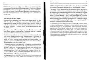 290
del mismo Dios, enviando a su Hijo como el Siervo que se entrega por los
demás, solidarizándose con la humanidad pecadora. La salvación del mundo
llegará por el camino de una experiencia profunda de dolor y sufrimiento.
Es este un eco más de lo que todavía no hace mucho celebrábamos el Vier-
nes Santo: allí sí que "miramos al que habían traspasado" y admiramos su
entrega total.
Tome su cruz cada día y sígame
La respuesta a la pregunta de Jesús la dio, como siempre, Pedro: "tú eres
el Mesías de Dios", o sea, el Ungido, el que ha recibido el Espíritu de Dios
para cumplir una misión. Hermosa profesión de fe la de Pedro. Pero él no
acaba de entender después que ese Mesías pueda tener un plan salvador
que incluye la renuncia y la muerte en cruz. Su idea de Mesías es más bien
triunfalista y social.
Claro que nosotros sí "sabemos" quién es Jesús. No sólo creemos en él
como el Hijo de Dios y el Salvador de la humanidad, sino que le estamos
siguiendo con fidelidad en nuestro camino cristiano.
Pero tenemos que refrescar con frecuencia esta convicción, pensando si de
veras nuestra vida está orientada según su mentalidad, si le aceptamos, no
sólo en lo que tiene de maestro y médico milagroso, sino también como el
Mesías que va a la cruz. Esto último es lo que más costaba entender a los
apóstoles, empezando por Pedro, porque ellos tenían en su cabeza una figura
de Mesías que no coincidía con la de Jesús.
¿Aceptamos a Jesús tal como aparece en el evangelio, o nos hemos hecho
una imagen de él a nuestra medida? ¿le aceptamos "entero", con la cruz
incluida, o sin la cruz? El Jesús a quien recibimos en cada Eucaristía es el
"Cuerpo entregado por... la Sangre derramada por...", y eso significa que
también tomamos en serio lo que él nos propone: "tome su cruz cada día y
sígame". La Buena Noticia no la inventamos nosotros. Nos viene de Cristo.
Y es consoladora y exigente al mismo tiempo.
En lacarta apostólicade Juan Pablo II SalvificiDoloris ("Sentido cristiano del
sufrimiento humano"), de 1984, podemos leerunas reflexiones muy maduras
El tiempo ordinario 291
sobre lo que significa la cruz de Cristo ("Jesucristo, el sufrimiento vencido
por el amor") y la nuestra ("partícipes en los sufrimientos de Cristo").
¿Aceptamos la cruz en nuestra vida? El anuncio de la cruz de Cristo va
acompañado también con el de nuestra cruz de cada día, como discípulos
del Señor. No hace falta que busquemos situaciones de dolor, casi deseando
el martirio o el heroísmo. Pero sí debemos aceptar lo que nos toque sufrir en
la vida, "la cruz de cada día", a veces a causa de nuestra fe, que es exigente
-debemos renunciar a según qué criterios de vida, debemos adoptar una
actitud de entregay servicialidad, incluso de sacrificio-, y otras sencillamente
porque somos débiles, caducos, frágiles, y la vida nos proporciona muchos
momentos de sufrimiento físico o psicológico.
El "revestirnos de Cristo" (Pablo) o el "mirar al Traspasado" (Zacarías) tienen
en nuestra vida diaria unas traducciones no muy solemnes, tal vez, pero sí
significativas, y que nos dan ocasión para mostrar la seriedad de nuestro
seguimiento de Cristo. La cruz es algo más que un adorno en las paredes o
colgando del cuello. La cruz de Cristo es seria, y nos invita a tomarla tam-
bién nosotros en serio. Lo que no tendrá seguramente de dramatismo porque
no llegaremos al martirio, lo tendremos de meritorio en la monotonía de la
vida cotidiana como seguidores de Jesús, que muchas veces se encuentran
con pequeñas o grandes cruces.
 