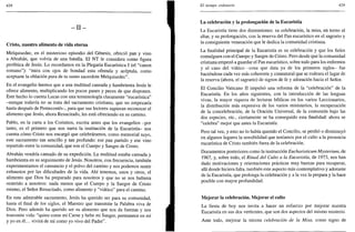 428
- I I -
Cristo, nuestro alimento de vida eterna
Melquisedec, en el misterioso episodio del Génesis, ofreció pan y vino
a Abrahán, que volvía de una batalla. El NT le considera como figura
profetica de Jesús. Lo recordamos en la Plegaria Eucarística I (el "canon
romano"): "mira con ojos de bondad esta ofrenda y acéptala, como
aceptaste la oblación pura de tu sumo sacerdote Melquisedec".
En el evangelio leemos que a una multitud cansada y hambrienta Jesús le
ofrece alimento, multiplicando los pocos panes y peces de que disponen.
Este hecho lo cuenta Lucas con una terminología claramente "eucarística"
-aunque todavía no se trata del sacramento cristiano, que no empezaría
hasta después de Pentecostés-, para que sus lectores supieran reconocer el
alimento que Jesús, ahora Resucitado, les está ofreciendo en su camino.
Pablo, en la carta a los Corintios, escrita antes que los evangelios -por
tanto, es el primero que nos narra la institución de la Eucaristía- nos
cuenta cómo Cristo nos encargó que celebráramos, como memorial suyo,
este sacramento tan sencillo y tan profundo: ese pan partido y ese vino
repartido entre la comunidad, que son el Cuerpo y Sangre de Cristo.
Abrahán vendría cansado de su expedición. La multitud estaba cansada y
hambrienta en su seguimiento de Jesús. Nosotros, con frecuencia, también
experimentamos el cansancio y el polvo del camino y nos podemos sentir
exhaustos por las dificultades de la vida. Ahí tenemos, unos y otros, el
alimento que Dios ha preparado para nosotros y que no se nos hubiera
ocurrido a nosotros: nada menos que el Cuerpo y la Sangre de Cristo
mismo, el Señor Resucitado, como alimento y "viático" para el camino.
En este admirable sacramento, Jesús ha querido ser para su comunidad,
hasta el final de los siglos, el Maestro que transmite la Palabra viva de
Dios. Pero además ha querido ser su alimento que nos da fuerzas y nos
transmite vida: "quien come mi Carne y bebe mi Sangre, permanece en mí
y yo en él... vivirá de mí como yo vivo del Padre".
El tiempo ordinario 429
La celebración y la prolongación de la Eucaristía
La Eucaristía tiene dos dimensiones: su celebración, la misa, en torno al
altar, y su prolongación, con la reserva del Pan eucarístico en el sagrario y
la consiguiente veneración que le dedica la comunidad cristiana.
La finalidad principal de la Eucaristía es su celebración y que los fieles
comulguen con el Cuerpo y Sangre de Cristo. Pero desde que la comunidad
cristiana empezó a guardar el Pan eucarístico, sobre todo para los enfermos
y el caso del viático -cosa que data ya de los primeros siglos- fue
haciéndose cada vez más coherente y connatural que se rodeara el lugar de
la reserva (ahora, el sagrario) de signos de fe y adoración hacia el Señor.
El Concilio Vaticano II impulsó una reforma de la "celebración" de la
Eucaristía. En los años siguientes, con la introducción de las lenguas
vivas, la mayor riqueza de lecturas bíblicas en los varios Leccionarios,
la distribución más expresiva de los varios ministerios, la recuperación
de la concelebración, de la Oración Universal, de la comunión bajo las
dos especies, etc., ciertamente se ha conseguido esta finalidad: ahora se
"celebra" mejor que antes la Eucaristía.
Pero tal vez, y esto no lo había querido el Concilio, se perdió o disminuyó
en algunos lugares la sensibilidad que teníamos por el culto a la presencia
eucarística de Cristo también fuera de la celebración.
Documentos posteriores como la instrucción Eucharisticum Mysterium, de
1967, y, sobre todo, el Ritual del Culto a la Eucaristía, de 1973, nos han
dado motivaciones y orientaciones prácticas muy buenas para recuperar,
allí donde hiciera falta, también este aspecto más contemplativo y adorante
de la Eucaristía, que prolonga la celebración y a la vez la prepara y la hace
posible con mayor profundidad.
Mejorar la celebración. Mejorar el culto
La fiesta de hoy nos invita a hacer un esfuerzo por mejorar nuestra
Eucaristía en sus dos vertientes, que son dos aspectos del mismo misterio.
Ante todo, mejorar la misma celebración de la Misa, como signo de
 