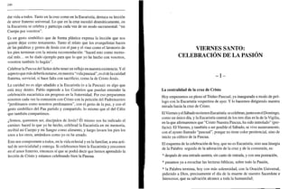 146
dar vida a todos. Tanto en la cruz como en la Eucaristía, destaca su lección
de amor fraterno universal. Lo que en la cruz sucedió dramáticamente, en
la Eucaristía se celebra y participa cada vez de un modo sacramental: "mi
Cuerpo por vosotros".
Es un gesto simbólico que de forma plástica expresa la lección que nos
quiere dejar como testamento. Tanto el relato que los evangelistas hacen
de las palabras y gestos de Jesús con el pan y el vino como el lavatorio de
los pies terminan con la misma recomendación: "haced esto como memo-
rial mío... os he dado ejemplo para que lo que yo he hecho con vosotros,
vosotros también lo hagáis".
Celebrar la Pascua del Señor debe tener un reflejo en nuestra existencia. Y el
aspecto que más debería notarse, en nuestra "vidapascual", es el de la caridad
fraterna, servicial, si hace falta con sacrificio, como la de Cristo Jesús.
La caridad no es algo añadido a la Eucaristía (o a la Pascua): es algo que
está muy dentro. Pablo reprende a los Corintios que puedan entender la
celebración eucarística sin progreso en la fraternidad. Por eso preparamos
nosotros cada vez la comunión con Cristo con la petición del Padrenuestro
"perdónanos como nosotros perdonamos", con el gesto de la paz, y con el
gesto simbólico del Pan partido y compartido, lo mismo que el del Cáliz
que también compartimos.
¿Somos, queremos ser, discípulos de Jesús? Él mismo nos ha indicado el
camino: haced lo que yo he hecho, celebrad la Eucaristía en mi memoria,
recibid mi Cuerpo y mi Sangre como alimento, y luego lavaos los pies los
unos a los otros, amándoos como yo os he amado.
Esto nos compromete a todos, en la vida eclesial y en la familiar, a una acti-
tud de servicialidad y entrega. Si celebramos bien la Eucaristía y crecemos
en el amor fraterno, entonces sí que se podrá decir que hemos aprendido la
lección de Cristo y estamos celebrando bien la Pascua.
VIERNES SANTO:
CELEBRACIÓN DE LA PASIÓN
- I -
La centralidad de la cruz de Cristo
Hoy empezamos en pleno el Triduo Pascual, ya inaugurado a modo de pró-
logo con la Eucaristía vespertina de ayer. Y lo hacemos dirigiendo nuestra
mirada hacia la cruz de Cristo.
El Viernes y el Sábado no tienenEucaristía: se celebran,junto con el Domingo,
como un único día, y la Eucaristía central de los tres días es la de la Vigilia,
en la que afirmaremos que "Cristo Nuestra Pascua, ha sido inmolado" (pre-
facio). El Viernes, y también a ser posible el Sábado, se vive austeramente,
con el ayuno llamado "pascual", porque no tiene color penitencial, sino de
inicio ya cúltico de la Pascua.
El esquema de la celebración de hoy, que no es Eucaristía, sino una liturgia
de la Palabra seguida de la adoración de la cruz y de la comunión, es:
* después de una entrada austera, sin canto de entrada, y con una postración,
* pasamos ya a escuchar las lecturas bíblicas, sobre todo la Pasión,
* la Palabra termina, hoy con más solemnidad, con la Oración Universal,
pidiendo a Dios, precisamente el día de la muerte de nuestro Sacerdote e
Intercesor, que su salvación alcance a toda la humanidad;
 
