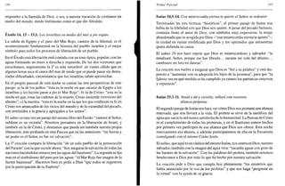 156
responder a la llamada de Dios, o sea, a nuestra vocación de cristianos en
medio del mundo, dando testimonio como el que dio Abrahán.
Éxodo 14,15 - 15,1. Los israelitas en medio del mar a pie enjuto
La salida de Egipto y el paso del Mar Rojo, camino de la libertad, es el
acontecimiento fundamental en la historia del pueblo israelita y el mejor
símbolo para todos los procesos de liberación de un pueblo.
En el Éxodo esta liberación está contada con un tono épico, popular, con las
aguas formando un muro a derecha e izquierda. De las dos versiones que
escuchamos, seguramente la Ia
es más verosímil: un viento cálido que en
algunas horas seca el cauce del mar de modo que se puede pasar sin dema-
siadas dificultades, circunstancia que los israelitas saben aprovechar.
En el pregón pascual de esta noche se cantan las tres perspectivas de este
pasaje: a) la de los judíos: "esta es la noche en que sacaste de Egipto a los
israelitas y les hiciste pasar a pie el Mar Rojo"; b) la de Cristo: "esta es la
noche en que, rotas las cadenas de la muerte, Cristo asciende victorioso del
abismo"; c) la nuestra: "esta es la noche en la que los que confiesan su fe en
Cristo son arrancados de los vicios del mundo y de la oscuridad del pecado,
son restituidos a la gracia y agregados a los santos".
El salmo es esta vez un pasaje del mismo libro del Éxodo: "cantaré al Señor,
sublime es su victoria". Nosotros pensamos en la liberación de Israel, y
también en la de Cristo, y deseamos que pueda ser también nuestra propia
liberación, más profunda en esta Pascua que en las anteriores: "mi fuerza y
mi poder es el Señor, es fue mi salvación".
La Ia
oración compara la liberación "de un solo pueblo de la persecución
del Faraón" con la que sucede ahora: "hoy aseguras la salvación de todas las
naciones haciéndolas renacer por las aguas del bautismo". La segunda se fija
más en el simbolismo del paso por las aguas: "el Mar Rojo fue imagen de la
fuente bautismal". Hacemos bien en pedir a Dios "que todos se regeneren
por la participación de tu Espíritu".
Triduo Pascual 157
Isaías 54,5-14. Con misericordia eterna te quiere el Señor, tu redentor
Terminadas las tres lecturas "históricas", el primer pasaje de Isaías nos
habla de la fidelidad con que Dios nos quiere. A pesar del pecado humano,
continúa firme el amor de Dios, con símbolos muy expresivos: la mujer
abandonada que es acogida por Dios -"con misericordia eterna te quiero"-,
la ciudad en ruinas reedificada por Dios y los oprimidos que encuentran
quien defienda su causa.
El salmo 29 nos hace repetir que Dios es misericordioso y salvador: "te
ensalzaré, Señor, porque me has librado... sacaste mi vida del abismo...
cambiaste mi luto en danzas".
La oración nos vuelve a asegurar que Dios es "fiel a su palabra" y está dis-
puesto a "aumentar con su adopción los hijos de la promesa", para que "la
Iglesia vea en qué medida se ha cumplido ya cuanto los patriarcas creyeron
y esperaron".
Isaías 55,1-11. Venid a mí y viviréis; sellaré con vosotros
alianza perpetua
El segundo pasaje de Isaías nos hace ver cómo Dios nos promete una alianza
renovada, que nos llevará a la vida. El profeta se sirve de la metáfora del
agua que sacia la sed nunca satisfecha de la humanidad. La Pascua de Cristo
es el cumplimiento de todas las promesas, y en el Bautismo somos hechos
por primera vez partícipes de esa alianza que Dios nos ofrece. Esta noche
renovaremos esa alianza, y además participaremos de ella en la Eucaristía
comulgando con el mismo Cristo Jesús.
El salmo, que aquí es un cántico del mismo Isaías, nos centra en Dios, nuestro
salvador, también con la imagen del agua viva: "sacaréis aguas con gozo de
las fuentes de la salvación". Con las palabras del profeta, también nosotros
bendecimos a Dios por todo lo que ha hecho por nuestra salvación.
La oración pide a Dios que cumpla hoy plenamente "los misterios que
había anunciado por la voz de los profetas" y que nos haga "progresar en
la virtud" con la ayuda de su gracia.
 