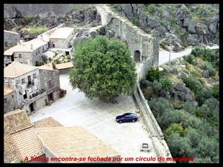 A Aldeia encontra-se fechada por um círculo de muralhas . 