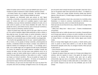 cabeza le tocaba contra el techo y tuvo que doblarla para que no se le
rompiera el cuello. Se apresuró a soltar la botella, mientras se decía:
—¡Ya basta! Espero que no seguiré creciendo... De todos modos, no
paso ya por la puerta... ¡Ojalá no hubiera bebido tan aprisa!
¡Por desgracia, era demasiado tarde para pensar en ello! Siguió
creciendo, y creciendo, y muy pronto tuvo que ponerse de rodillas en el
suelo. Un minuto más tarde no le quedaba espacio ni para seguir
arrodillada, y tuvo que intentar acomodarse echada en el suelo, con un
codo contra la puerta y el otro brazo alrededor del cuello. Pero no
paraba de crecer y, como último recurso, sacó un brazo por la ventana y
metió un pie por la chimenea, mientras se decía:
—Ahora no puedo hacer nada más, pase lo que pase. ¿Qué va a ser de
mí? Por suerte la botellita mágica había producido ya todo su efecto, y
Alicia dejó de crecer. De todos modos, se sentía incómoda y, como no
parecía haber posibilidad alguna de volver a salir nunca de aquella
habitación, no es de extrañar que se sintiera también muy desgraciada.
—Era mucho más agradable estar en mi casa —pensó la pobre Alicia—.
Allí, al menos, no me pasaba el tiempo creciendo y disminuyendo de
tamaño, y recibiendo órdenes de ratones y conejos. Casi preferiría no
haberme metido en la madriguera del Conejo... Y, sin embargo, pese a
todo, ¡no se puede negar que es te género de vida resulta interesante!
¡Yo misma me pregunto qué puede haberme sucedido! Cuando leía
cuentos de hadas, nunca creí que estas cosas pudieran ocurrir en la
realidad, ¡y aquí me tenéis metida hasta el cuello en una aventura de
éstas! Creo que debiera escribirse un libro sobre mí, sí, señor. Y cuando
sea mayor, yo misma lo escribiré... Pero ya no puedo ser mayor de lo
que soy ahora —añadió con voz lúgubre—. Al menos, no me queda sitio
para hacerme mayor mientras esté metida aquí dentro.
Pero entonces, ¿es que nunca me haré mayor de lo que soy ahora? Por
una parte, esto sería una ventaja, no llegaría nunca a ser una vieja, pero
por otra parte ¡tener siempre lecciones que aprender! ¡Vaya lata! ¡Eso si
que no me gustaría nada! ¡Pero qué tonta eres, Alicia! —se rebatió a sí
misma—. ¿Cómo vas a poder estudiar lecciones metida aquí dentro?
Apenas si hay sitio para ti, ¡Y desde luego no queda ni un rinconcito para
libros de texto!
Y así siguió discurseando un buen rato, unas veces en un sentido y otras
llevándose a sí misma la contraria, manteniendo en definitiva una
conversación muy seria, como si se tratara de dos personas.
Hasta que oyó una voz fuera de la casa, y dejó de discutir consigo misma
para escuchar.
—¡Mary Ann! ¡Mary Ann! —decía la voz—. ¡Tráeme inmediatamente
mis guantes!
Después Alicia oyó un ruidito de pasos por la escalera. Comprendió que
era el Conejo que subía en su busca y se echó a temblar con tal fuerza
que sacudió toda la casa, olvidando que ahora era mil veces mayor que
el Conejo Blanco y no había por tanto motivo alguno para tenerle
miedo.
Ahora el Conejo había llegado ante la puerta, e intentó abrirla, pero,
como la puerta se abría hacia adentro y el codo de Alicia estaba
fuertemente apoyado contra ella, no consiguió moverla. Alicia oyó que
se decía para sí:
—Pues entonces daré la vuelta y entraré por la ventana.
—Eso sí que no —pensó Alicia.
Y, después de esperar hasta que creyó oír al Conejo justo debajo de la
ventana, abrió de repente la mano e hizo gesto de atrapar lo que
estuviera a su alcance. No encontró nada, pero oyó un gritito
entrecortado, algo que caía y un estrépito de cristales rotos, lo que le
hizo suponer que el Conejo se había caído sobre un invernadero o algo
por el estilo. Después se oyó una voz muy enfadada, que era la del
Conejo:
 
