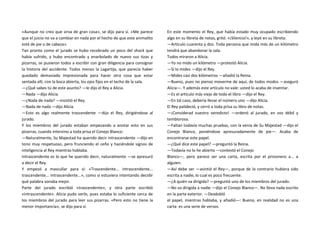 «Aunque no creo que sirva de gran cosa», se dijo para sí. «Me parece
que el juicio no va a cambiar en nada por el hecho de que este animalito
esté de pie o de cabeza».
Tan pronto como el jurado se hubo recobrado un poco del shock que
había sufrido, y hubo encontrado y enarbolado de nuevo sus tizas y
pizarras, se pusieron todos a escribir con gran diligencia para consignar
la historia del accidente. Todos menos la Lagartija, que parecía haber
quedado demasiado impresionada para hacer otra cosa que estar
sentada allí, con la boca abierta, los ojos fijos en el techo de la sala.
—¿Qué sabes tú de este asunto? —le dijo el Rey a Alicia.
—Nada —dijo Alicia.
—¿Nada de nada? —insistió el Rey.
—Nada de nada —dijo Alicia.
—Esto es algo realmente trascendente —dijo el Rey, dirigiéndose al
jurado.
Y los miembros del jurado estaban empezando a anotar esto en sus
pizarras, cuando intervino a toda prisa el Conejo Blanco:
—Naturalmente, Su Majestad ha querido decir intrascendente —dijo en
tono muy respetuoso, pero frunciendo el ceño y haciéndole signos de
inteligencia al Rey mientras hablaba.
Intrascendente es lo que he querido decir, naturalmente —se apresuró
a decir el Rey.
Y empezó a mascullar para sí: «Trascendente... intrascendente...
trascendente... intrascendente...», como si estuviera intentando decidir
qué palabra sonaba mejor.
Parte del jurado escribió «trascendente», y otra parte escribió
«intrascendente». Alicia pudo verlo, pues estaba lo suficiente cerca de
los miembros del jurado para leer sus pizarras. «Pero esto no tiene la
menor importancia», se dijo para sí.
En este momento el Rey, que había estado muy ocupado escribiendo
algo en su libreta de notas, gritó: «¡Silencio!», y leyó en su libreta:
—Artículo cuarenta y dos. Toda persona que mida más de un kilómetro
tendrá que abandonar la sala.
Todos miraron a Alicia.
—Yo no mido un kilómetro —protestó Alicia.
—Sí lo mides —dijo el Rey.
—Mides casi dos kilómetros —añadió la Reina.
—Bueno, pues no pienso moverme de aquí, de todos modos —aseguró
Alicia—. Y además este artículo no vale: usted lo acaba de inventar.
—Es el artículo más viejo de todo el libro —dijo el Rey.
—En tal caso, debería llevar el número uno —dijo Alicia.
El Rey palideció, y cerró a toda prisa su libro de notas.
—¡Considerad vuestro veredicto! —ordenó al jurado, en voz débil y
temblorosa.
—Faltan todavía muchas pruebas, con la venia de Su Majestad —dijo el
Conejo Blanco, poniéndose apresuradamente de pie—. Acaba de
encontrarse este papel.
—¿Qué dice este papel? —preguntó la Reina.
—Todavía no lo he abierto —contestó el Conejo
Blanco—, pero parece ser una carta, escrita por el prisionero a... a
alguien.
—Así debe ser —asintió el Rey—, porque de lo contrario hubiera sido
escrita a nadie, lo cual es poco frecuente.
—¿A quién va dirigida? —preguntó uno de los miembros del jurado.
—No va dirigida a nadie —dijo el Conejo Blanco—. No lleva nada escrito
en la parte exterior. —Desdobló
el papel, mientras hablaba, y añadió—: Bueno, en realidad no es una
carta: es una serie de versos.
 