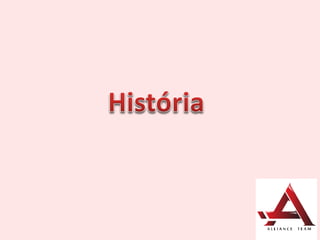 justificativas, ARGUMENTOS para fazê-la mudar de opinião e deixá-lo ir. Se ele conseguir
entender os motivos que ela tem para lhe negar o pedido, será mais fácil contra-argumentar.
Se os motivos dela são, por exemplo, "meu filho vai chegar tarde", "a festa não será um bom
ambiente para ele", "ele tem aula no dia seguinte", o filho, conhecendo tais motivos, pode
apresentar contra-argumentos que neutralizarão os argumentos de sua mãe.
Esta nova competência enfoca, mais uma vez, e com bastante ênfase, o "outro", o
destinatário do texto produzido. Podemos dizer queargumentar é sustentar uma opinião frente
aos outros, na tentativa de convencê-los de que você está correto. É preciso - sempre, mas
ainda mais nestas atividades que propomos agora - pensar que a opinião é dada em certas
situações, tendo em vista certas condições, e é dada para alguém. É preciso pensar que há um
"alguém" que deve ser persuadido de algo.
Como argumentar bem? Não basta apenas persuadir, ou seja, buscar convencer (o que
faz a retórica), mas apresentar uma sustentação lógica. Consegue-se persuadir, por vezes,
pela emoção e isso não é argumentar: para argumentar, é preciso justificar as afirmações.
O que importa num discurso argumentativo é saber justificar uma escolha e saber
formular objeções a essa mesma escolha; tomar a defesa ou acusar, desde a simples colocação
até a defesa mais organizada; formular uma hipótese (ou seja, buscar suas causas); em
seguida, colocar em dúvida o valor da hipótese e propor outra; relatar, criticando, a fala de um
adversário.
Vamos tomar o exemplo que Adilson Citeli utiliza em seu livro "O texto argumentativo"
para nos mostrar o que é um texto argumentativo: o governo, quando está veiculando nos
jornais, revistas ou na TV uma campanha de prevenção contra a poliomielite, está agindo
através da linguagem, produzindo o efeito de sentido de que se evita a paralisia infantil pela
vacinação das crianças. Isto quer dizer que as palavras viram ações, que através das palavras
conseguimos produzir no outro, ao qual nos dirigimos, uma atitude, um posicionamento; no
caso, a atitude de vacinar crianças para diminuir a incidência da poliomielite. O que as
campanhas fazem é estabelecer mecanismos argumentativos capazes de convencer seus
ouvintes.
Cabe comentarmos, ainda, que esta competência não é dedicada à dissertação e sim à
ARGUMENTACÃO. Diferenciá-las é muito importante. Segundo Othon Garcia, a dissertação é
diferente da argumentação, pois a primeira serve para expor ou explanar, explicar ou
interpretar ideias ao passo que a segunda serve para convencer, persuadir ou influenciar
pessoas. Na dissertação expressamos o que sabemos sobre um assunto, externamos nossa
opinião. Na argumentação, além de expressar uma opinião, procuramos formar a opinião do
outro, tentando convencê-lo. Argumentar, então, é convencer (ou tentar convencer) pela
apresentação de razões, em face da evidência das provas e à luz de um raciocínio coerente e
consistente.
(Fonte: Supletivo em rede – UNICAMP)

 