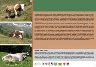 111
(A) die bevölkerungsentwicklung
Nicht jedes Rind kommt auf die Alm/Alp. Genauer gesagt, werden derzeit von den fast 1.53 Millionen Rindern 29.6 Prozent auf die Alm
getrieben. Dafür gibt es mehrere Gründe: Zum einen werden heute viele Hochleistungsrinder zur Milchproduktion gehalten. Dafür wur-
den Rassen mit hoher Milchleistung aus dem Tiefland und aus Übersee in die Gebirgsrassen eingekreuzt bzw. sie wurden durch diese
modernen Rinderrassen überhaupt ersetzt. Beispiele für ursprüngliche Rinder sind etwa die Simmentaler (A), das Pinzgauer Rind (B),
das ligurisch-rätische Grauvieh (C) oder die Pustertaler Sprinze (Seite 170, D). All diese Rassen sind an die Nutzung der Hochlagen
angepasst und zeichnen sich durch eine gute Beweglichkeit, Trittsicherheit und Robustheit aus. Dafür liegt ihre Milchleistung aber
deutlich niedriger.
Im Arge Alp-Raum zeigen sich erhebliche Unterschiede in Hinblick auf den Anteil der gealpten Rinder (Karte gegenüber). So werden
in Graubünden derzeit fast alle gehaltenen Rinder zur Sömmerung auf die Alm/Alp gebracht (99.8 Prozent), im Bundesland Tirol sind
es immerhin noch 62 Prozent, in Vorarlberg 54 Prozent. In den allermeisten Regionen liegt der Anteil aber deutlich unter 50 Prozent
(Salzburg: 42 Prozent; Trentino: 43; Südtirol: 39; St. Gallen: 27). Weit abgeschlagen liegen Schwaben mit 12 Prozent und Oberbayern
mit 4.2 Prozent.
Ein Vergleich zwischen den historischen und aktuellen Auftriebszahlen verrät ferner, dass sich in den meisten Regionen die Auf-
triebszahlen kaum verändert haben (siehe auch Karte Seite 109). Eine Ausnahme bildet das Trentino, wo die Auftriebszahlen stark
zurückgegangen sind. Im Bundesland Tirol und in Südtirol, für welche Regionen auch die Gesamtzahl der gehaltenen Rinder um 1900
zu Verfügung steht, hat sich der Prozentsatz an gealpten Rindern kaum verändert. So wurden in Tirol um 1900 etwa 58 Prozent aller
gehaltenen Rinder gealpt, heute sind es 62 Prozent. In Südtirol weiden derzeit mit knapp 40 Prozent etwa 6 Prozent mehr auf den Al-
men/Alpen. Natürlich müssen auch diese historischen Vergleiche vorsichtig betrachtet werden. Zum einen gibt es Unterschiede bei den
Erhebungen selbst. Zudem sagen die Auftriebszahlen nur beschränkt etwas über die Dauer des Aufenthaltes aus. Die durchschnittliche
Alpungsdauer betrug früher 90 Tage und mehr; damit dürften die Tiere früher länger auf der Alm/Alp gewesen sein als heute.
Estate al fresco: sì o no?
Osservando la percentuale di bovini portati in alpeggio, nell’area Arge Alp si notano profonde differenze (cartina a lato). Mentre nei Gri-
gioni quasi tutti i bovini vengono estivati (99,8%) e la percentuale, seppure inferiore, rimane significativa in Tirolo (62%) e nel Vorarlberg
(54%), nella maggior parte delle restanti aree si scende ben al di sotto del 50% (Salisburghese: 42%; Trentino: 43%; Alto Adige: 39%,
Cantone di San Gallo: 27%). In posizione ancora più arretrata le circoscrizioni rurali bavaresi, che di fatto allevano molti bovini, ma ne
portano pochissimi in alpeggio (Svevia: 12 %; Alta Baviera: 4,2%). Il confronto tra i dati storici e attuali riguardanti la monticazione rivela
che nella maggior parte delle regioni la situazione è rimasta pressoché invariata (vd. anche cartina p. 109).
A
B
C
 