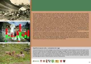 151
(A) die bevölkerungsentwicklung
Der Futterenergiebedarf ist im Allgemeinen im Arge Alp-Gebiet angestiegen. Ausnahmen bilden zu einem größeren Teil die oberbay-
erischen Alm-/Alpgebiete, die Tiroler Bezirke Reutte und Innsbruck Land, der Salzburger Bezirk Hallein und das Trentino. Trotzdem
werden nicht mehr Weideflächen benötigt als früher. Warum? Dafür gibt es mehrere Gründe: Seit Ende des 19. Jahrhunderts ist die
Temperatur im Alpenraum um circa 1.6° Celsius angestiegen. In Folge dessen hat sich die Vegetationsperiode um mehr als 20 Tage
verlängert. Damit finden wir heute auf 1600 m Seehöhe annähernd gleiche klimatische Verhältnisse, wie wir sie vor 100 Jahren auf
1300 m Seehöhe hatten (siehe Karte Seite 61). Die Grasbestände auf unseren Almen/Alpen wachsen also deutlich besser. Zusätzlich
sind die Weideflächen heute reicher mit Nährstoffen versorgt als früher. Allein durch den Stickstoffeintrag aus der Atmosphäre kommen
im Alm-/Alpbereich zwischen 5 und 20 Kilogramm Stickstoff auf jeden Hektar Weidefläche. Hinzu kommt noch die Düngung durch das
Weidevieh und die Ausbringung von Stallmist oder mineralischen Düngern. Weiters wurden viele Bergmähdeer und Almanger in Wei-
deflächen umgewandelt. Insgesamt hat sich damit das Futterangebot auf den Alm-/Alpflächen so weit verbessert, dass trotz ähnlicher
Bestoßungszahlen weit weniger Flächen beweidet werden als noch vor 100 Jahren (A: Schafbehirtung um 1920 beim Madlener Haus,
Gemeinde Gaschurn, Vorarlberg). Im gesamten Gebiet werden nur mehr 35 Prozent der ehemaligen Nettoweideflächen genutzt (B;
Berechnungsgrundlage: standardisierte Auftriebszahlen). Die Abnahme ist in Oberbayern und im Trentino besonders gravierend (A).
Lediglich in den tiefer liegenden Gemeinden kam es zu einer Ausweitung der Nutzung. Dort wurden im Laufe der Zeit hoch gelegene
Bauernhöfe in Almen/Alpen umgewandelt oder es kamen durch vereinzelte Rodungen Weideflächen hinzu.
Das Potential für eine Ausweitung der Almnutzung wäre somit im gesamten Gebiet vorhanden. Derzeit fehlt es aber am Bedarf. Der
Großteil der Jung- und Galtrinder wird bereits aufgetrieben (siehe Karte Seite 114), ebenso fast alle Schafe (siehe Karte Seite 134). Le-
diglich bei den Ziegen und Pferden könnte der Anteil höher sein (siehe Karte Seite 134). Eine Ausweitung der Alm-/Alpnutzung müsste
aber mit einem intensivierten Weidemanagement einhergehen. Koppelwirtschaft und Behirtung sollten für eine flächendeckende Be-
weidung sorgen, ohne dass es zu einer Übernutzung stallnaher und gering geneigter Flächen kommt (C). Nur so könnte eine weitere
Polarisierung der Nutzung mit all ihren ökologischen Folgen verhindert werden.
Superficie di pascolo netta – la situazione ieri e oggi
Il clima più favorevole fa sì che l’erba in alpeggio cresca molto più ora che in passato. I pascoli vengono concimati molto meglio e la pre-
senza di più nutrienti nel suolo ha migliorato la produzione di foraggio in alpeggio, tanto che nonostante il numero di animali al pascolo
sia simile a quello di 100 anni fa, le superfici utilizzate sono molto inferiori. In tutta l‘area oggi è utilizzato appena il 35% delle superfici
di pascolo nette di un tempo. La diminuzione è molto marcata in Alta Baviera e in Trentino (A). Un‘espansione delle superfici di pascolo
si osserva solo nei comuni a bassa quota dove nel corso degli anni i masi di montagna sono stati trasformati in alpeggi, oppure dove
sono state aggiunte superfici mediante sporadici interventi di disboscamento.
A
B
C
 