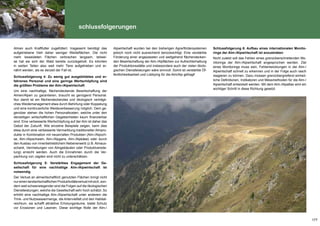 177
Almen auch Kraftfutter zugefüttert. Insgesamt benötigt das
aufgetriebene Vieh daher weniger Weideflächen. Die nicht
mehr beweideten Flächen verbrachen langsam, teilwei-
se hat sie sich der Wald bereits zurückgeholt. Es könnten
in weiten Teilen also weit mehr Tiere aufgetrieben und er-
nährt werden, als es derzeit der Fall ist. 		
Schlussfolgerung 4: Zu wenig gut ausgebildetes und er-
fahrenes Personal und eine geringe Wertschöpfung sind
die größten Probleme der Alm-/Alpwirtschaft	
Um eine nachhaltige, flächendeckende Bewirtschaftung der
Almen/Alpen zu garantieren, braucht es genügend Personal.
Nur damit ist ein flächendeckendes und ökologisch verträgli-
ches Weidemanagement etwa durch Behirtung oder Koppelung
und eine kontinuierliche Weideverbesserung möglich. Dem ge-
genüber stehen die hohen Personalkosten, welche unter den
derzeitigen wirtschaftlichen Gegebenheiten kaum finanzierbar
sind. Eine verbesserte Wertschöpfung auf der Alm ist daher das
Gebot der Zukunft. Wie einzelne Beispiele zeigen, kann dies
etwa durch eine verbesserte Vermarktung traditioneller Almpro-
dukte in Kombination mit neuen/alten Produkten (Alm-/Alpoch-
se, Alm-/Alpschwein, Alm-/Alpgans, Alm-/Alpkäse) oder durch
den Ausbau von innerbetrieblichem Nebenerwerb (z.B. Almaus-
schank, Vermietungen von Almgebäuden oder Produktverede-
lung) erreicht werden. Auch die Einnahmen durch die Ver-
pachtung von Jagden sind nicht zu unterschätzen.	
Schlussfolgerung 5: Verstärktes Engagement der Ge-
sellschaft für eine nachhaltige Alm-/Alpwirtschaft ist
notwendig					
Der Verlust an almwirtschaftlich genutzten Flächen bringt nicht
nur einen landwirtschaftlichen Produktivitätsverlust mit sich, son-
dern weit schwerwiegender sind die Folgen auf die ökologischen
Dienstleistungen, welche die Gesellschaft sehr hoch schätzt. So
erhöht eine nachhaltige Alm-/Alpwirtschaft unter anderem die
Trink- und Nutzwassermenge, die Artenvielfalt und den Habitat-
reichtum, sie schafft attraktive Erholungsräume, bietet Schutz
vor Erosionen und Lawinen. Diese wichtige Rolle der Alm-/
Alpwirtschaft wurden bei den bisherigen Agrarfördersystemen
jedoch noch nicht ausreichend berücksichtigt. Eine verstärkte
Förderung einer angepassten und weitgehend flächendecken-
den Bewirtschaftung der Alm-/Alpflächen zur Aufrechterhaltung
der Produktionsstätte und insbesondere auch der vielen ökolo-
gischen Dienstleistungen wäre sinnvoll. Somit ist verstärkte Öf-
fentlichkeitsarbeit und Lobbying für die Alm/Alp gefragt!	
Schlussfolgerung 6: Aufbau eines internationalen Monito-
rings der Alm-/Alpwirtschaft ist anzustreben	
Nicht zuletzt soll das Fehlen eines grenzüberschreitenden Mo-
nitorings der Alm-/Alpwirtschaft angesprochen werden. Ziel
eines Monitorings muss sein, Fehlentwicklungen in der Alm-/
Alpwirtschaft schnell zu erkennen und in der Folge auch rasch
reagieren zu können. Dazu müssen grenzübergreifend einheit-
liche Definitionen, Indikatoren und Messmethoden für die Alm-/
Alpwirtschaft entwickelt werden. Mit dem Alm-/Alpatlas wird ein
wichtiger Schritt in diese Richtung gesetzt.		
schlussfolgerungen
 