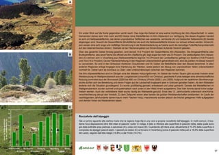 57
(A) die bevölkerungsentwicklung
Ein erster Blick auf die Karte gegenüber verrät rasch: Das Arge Alp-Gebiet ist eine wahre Hochburg der Alm-/Alpwirtschaft. In vielen
Gemeinden stehen dem Vieh mehr als 500 Hektar reine Weideflächen im Alm-/Alpbereich zur Verfügung. Bei diesen Angaben handelt
es sich um Nettoweideflächen, bei denen unproduktive Teilflächen wie versteinte, vermoorte (A) und bestockte Teilbereiche (B) bereits
abgezogen sind. Sowohl die Gesamtfläche (Bruttofläche) als auch die Nettoweidefläche können nur schwer erfasst werden. Almen/Al-
pen weisen eine sehr enge und vielfältige Verzahnung in der Bodenbedeckung auf (siehe auch die derzeitige Futterflächenproblematik
auf den österreichischen Almen). Deshalb ist bei Flächenangaben auf Almen/Alpen äußerste Vorsicht geboten.
Über das gesamte Gebiet hinweg gesehen, sind derzeit 10.2 Prozent der Gesamtfläche Alm-/Alpweiden. Die Almgesamtfläche oder
Bruttoalmfläche, also jene Fläche die offiziell als Alm-/Alpfläche gilt, liegt sogar bei mehr als 23 Prozent. Die weitläufigsten Alm-/Alpwei-
den (C) dehnen sich in Vorarlberg aus (Nettoweidefläche liegt bei 16.3 Prozent der Landesfläche) gefolgt von Südtirol (15.8 Prozent)
und Tirol (14.3 Prozent). Da die Flächenerhebung in den Regionen unterschiedlich gehandhabt wird, sind die Zahlen mit etwas Vorsicht
zu verwenden. So wird in den Schweizer Kantonen Graubünden und St. Gallen die Nettofläche über den Besatz berechnet. In allen
anderen Regionen erfolgt hingegen eine Kartierung der Flächen, wobei jedoch der Abzug von unproduktiven Teilen unterschiedlich
normiert ist. Daher kann es durchaus zu Über- oder Unterschätzungen zwischen den Regionen kommen.
Die Alm-/Alpweideflächen sind im Übrigen eine der ältesten Nutzungsformen. Im Gebiet der Hohen Tauern gibt es erste Indizien einer
Weidenutzung im Waldgrenzbereich aus der Jungsteinzeit (circa 4000 vor Christus), gesicherte Funde belegen eine almwirtschaftliche
Nutzung zumindest aus der Bronzezeit (2200 bis 800 vor Christus) (Pindur 2000; Lunz 2005). Aufgrund der spärlichen Bevölkerungs-
dichte dürften sich die Beweidung und deren Folgen auf die Landschaft insgesamt aber in Grenzen gehalten haben. Ab dem Mittelalter
änderte sich die Situation grundlegend: Es wurde großflächig gerodet, entwässert und urbar gemacht. Gerade die Weideflächen im
Waldgrenzbereich wurden schnell und systematisch nach unten in den Wald hinein ausgedehnt. Das Vieh konnte damit früher aufge-
trieben werden. Auch der verbliebene Wald wurde häufig als Waldweide genutzt. Ende des 13. Jahrhunderts unterbrach eine Klima-
verschlechterung abrupt den Vorstoß. Zu dem Zeitpunkt waren aber bereits die großen Weidelandschaften entstanden. Im Laufe der
nachfolgenden Jahrhunderte kamen kaum mehr Flächen hinzu; mancherorts wurden jedoch die höchst gelegenen Höfe aufgegeben
und dienten fortan als Niederalmen/-alpen.
Roccaforte dell’alpeggio
Già un primo sguardo alla cartina rivela che la regione Arge Alp è una vera e propria roccaforte dell’alpeggio. In molti comuni, il bes-
tiame ha a disposizione oltre 500 ettari di pascolo ‘pulito’ in malga. Il dato si riferisce alla superficie di pascolo netta, dalla quale sono
già state sottratte aree pietrose e paludose (A) e aree con bosco (B). Guardando all’intera area, attualmente il 10,2% della superficie è
composta da alpeggi/ pascoli alpini. I pascoli più estesi (C) si trovano in Vorarlberg (zona di pascolo netta pari a 16,3% della superficie
del Land), seguito dall’Alto Adige (15,8%) e dal Tirolo (14,3%).
A
B
C
 