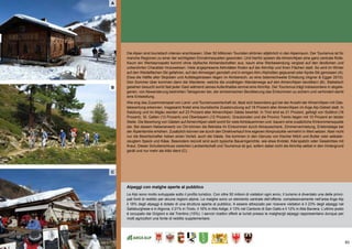 83
(A) die bevölkerungsentwicklung
Die Alpen sind touristisch intensiv erschlossen. Über 50 Millionen Touristen strömen alljährlich in den Alpenraum. Der Tourismus ist für
manche Regionen zu einer der wichtigsten Einnahmequellen geworden. Und hierfür spielen die Almen/Alpen eine ganz zentrale Rolle.
Kaum ein Werbeprospekt kommt ohne idyllische Almlandschaften aus, kaum eine Werbesendung vergisst auf den ländlichen und
unberührten Charakter hinzuweisen. Viele angepriesene Aktivitäten finden auf der Alm/Alp und ihren Flächen statt. So wird im Winter
auf den Weideflächen Ski gefahren, auf den Almwegen gerodelt und in einigen Alm-/Alphütten gejausnet oder Aprés-Ski genossen (A).
Etwa die Hälfte aller Skipisten und Aufstiegstrassen liegen im Almbereich, so eine österreichweite Erhebung (Aigner & Egger 2010).
Den Sommer über kommen dann die Wanderer, welche die unzähligen Wanderwege auf den Almen/Alpen bevölkern (B). Statistisch
gesehen besucht somit fast jeder Gast während seines Aufenthaltes einmal eine Alm/Alp. Der Tourismus trägt insbesondere in abgele-
genen, von Abwanderung bedrohten Talregionen bei, der einheimischen Bevölkerung das Einkommen zu sichern und verhindert damit
eine Entsiedlung.
Wie eng das Zusammenspiel von Land- und Tourismuswirtschaft ist, lässt sich besonders gut bei der Anzahl der Almen/Alpen mit Gäs-
tebewirtung erkennen. Insgesamt findet eine touristische Zusatznutzung auf 18 Prozent aller Almen/Alpen im Arge Alp-Gebiet statt. In
Salzburg und im Allgäu werden auf 23 Prozent aller Almen/Alpen Gäste bewirtet. In Tirol sind es 21 Prozent, gefolgt von Südtirol (16
Prozent), St. Gallen (13 Prozent) und Oberbayern (12 Prozent). Graubünden und die Provinz Trento liegen mit 10 Prozent an letzter
Stelle. Die Bewirtung von Gästen auf Almen/Alpen stellt somit für viele Almbäuerinnen und -bauern eine zusätzliche Einkommensquelle
dar. Bei diesem Nebenerwerb vor Ort können die Betriebe ihr Einkommen durch Almausschank, Zimmervermietung, Erlebnistage bei
der Älplerfamilie erhöhen. Zusätzlich können sie durch den Direktverkauf ihre eigenen Almprodukte vermehrt in Wert setzen. Aber nicht
nur die Bewirtschafter haben einen Vorteil, auch die Gäste. Sie kommen in den Genuss von frischer Milch und Butter oder selbster-
zeugtem Speck und Käse. Besonders reizvoll sind auch typische Bauerngerichte, wie etwa Knödel, Käs‘spatzln oder Geselchtes mit
Kraut. Dieser Schulterschluss zwischen Landwirtschaft und Tourismus ist gut, sofern dabei nicht die Alm/Alp selbst in den Hintergrund
gerät und nur mehr als Alibi dient (C).
Alpeggi con malghe aperte al pubblico
Le Alpi sono molto sviluppate sotto il profilo turistico. Con oltre 50 milioni di visitatori ogni anno, il turismo è diventato una delle princi-
pali fonti di reddito per alcune regioni alpine. Le malghe sono un elemento centrale dell’offerta: complessivamente nell’area Arge Alp
il 18% degli alpeggi è dotato di una struttura aperta al pubblico. A essere attrezzato per ricevere visitatori è il 23% degli alpeggi nel
Salisburghese e in Algovia, il 21% in Tirolo, il 16% in Alto Adige, il 13% nel Cantone di San Gallo e il 12% in Alta Baviera. L’ultimo posto
è occupato dai Grigioni e dal Trentino (10%). I servizi ricettivi offerti ai turisti presso le malghe/gli alpeggi rappresentano dunque per
molti agricoltori una fonte di reddito supplementare.
A
B
C
 