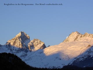 Bergkulisse in der Morgensonne.  Der Mond verabschiedet sich. 