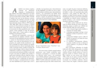 15


      A              família é um sistema complexo,
                     composto      por    subsistemas
                                                          a família e sua importância para o desenvolvimento
                                                          de altas habilidades, com ênfase em como as experi-
                                                                                                                  união, com papéis de gênero claramente deﬁnidos,
                                                                                                                  ou seja, o pai ocupa a função do provedor material




                                                                                                                                                                            Capítulo 1: A Família como Contexto de Desenvolvimento
                     integrados e interdependentes,       ências familiares contribuem para o desenvolvimento     da família e a mãe, a de responsável pelas tarefas
que estabelece uma relação bidirecional e de mútua        humano e nas características das famílias dessas        domésticas e pelo cuidado dos ﬁlhos. Mas, as
inﬂuência com o contexto sócio-histórico-cultural no      crianças. Para ﬁnalizar, são apontadas algumas consi-   mudanças no papel feminino geraram uma maior
qual está inserida (Dessen & Braz, 2005). A família       derações a respeito da importância da família para      ﬂexibilização das relações, provocando instabilidade
é, também, vista como um dos primeiros contextos          a promoção do desenvolvimento humano, sobretudo         e volatilidade nas relações íntimas, sobretudo de
de socialização dos indivíduos, possuindo um papel        para o desenvolvimento de altas habilidades.            famílias nucleares, e uma constante reformulação
fundamental para o entendimento do processo de                                                                    de projetos individuais e grupais.
desenvolvimento humano (Dessen, 1997; Kreppner,                                                                          A família nuclear tradicional está decres-
1992, 2000, 2003). Além de constituir o contexto                                                                  cendo nas últimas décadas por várias razões, parti-
promotor do desenvolvimento primário, da sobrevi-                                                                 cularmente, porque os critérios que a deﬁnem são
vência e da socialização da criança, ela é um espaço                                                              restritos (Petzold, 1996). Em outras palavras,
de transmissão de cultura, signiﬁcado social e conhe-                                                                (a) as leis e restrições legais tratam a família e o
cimento comum agregado ao longo das gerações.                                                                              casamento de maneira rígida;
Neste espaço, tanto a criança quanto os membros                                                                      (b) a abordagem genealógica restringe os laços
familiares são participantes ativos.                                                                                       familiares às linhas de parentesco e ances-
        Portanto, para compreender os processos de                                                                         tralidade;
desenvolvimento do indivíduo, incluindo o desen-                                                                     (c) a perspectiva biológica associa a idéia de
volvimento de altas habilidades, precisamos conhecer                                                                       família à de parentes, em função dos laços
o contexto de desenvolvimento primário, isto é, a                                                                          de consangüinidade; e
família e seus modos de funcionamento. Com este                                                                      (d) as estatísticas governamentais deﬁnem,
propósito, este capítulo aborda, inicialmente, o que                                                                       em geral, a família com base na divisão da
vem a ser família, nos tempos modernos; em seguida,                                                                        mesma residência e na presença de ﬁlhos
trata, brevemente, dos ciclos de vida familiar, desta-    O que Constitui uma “Família” nos                                em comum.
cando as principais tarefas e desaﬁos da família. Na      Tempos Modernos?                                               Esses pressupostos deﬁnidores da família
terceira seção, destaque é dado às relações familiares,                                                           tradicional estão sendo ultrapassados, na medida
enfatizando as mudanças no relacionamento do casal               Por muito tempo, a família conjugal moderna      em que os padrões de mudança na vida familiar
em decorrência do nascimento de ﬁlhos e a rede social     predominou como modelo socialmente aceito;              moderna colocam a família nuclear, ou “casais de
de apoio como fonte de equilíbrio para a família. A       entretanto, a participação e a inserção da mulher       genitores casados ou solteiros vivendo com seus
quarta seção é dedicada a discutir o papel dos valores,   nas diferentes esferas sociais e sua constituição       ﬁlhos solteiros em uma mesma casa” (Petzold,
das crenças e das práticas parentais como um fator        como indivíduo abalaram o patriarcalismo e, conse-      1996, p. 29), em um espaço secundário. Embora
preponderante para a compreensão do desenvolvi-           qüentemente, a “família tradicional nuclear” (Singly,   este modelo de família ainda seja o tipo mais
mento da criança e, conseqüentemente, da criança          2000). O modelo tradicional é entendido como um         encontrado nas sociedades ocidentais, diversas
com altas habilidades. Já, na quinta seção, o foco é      grupo composto por pai, mãe e ﬁlhos naturais desta      outras formas têm surgido e diferentes padrões
 