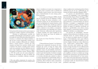 18
                                                              râneas, a tendência em manter um compromisso e          relação complexa entre constituição genética e fatores
                                                              o suporte social e econômico entre os membros de        ambientais que, por sua vez, é delimitada por um
                                                              uma família, visando fornecer uma infra-estrutura       contexto de relações especíﬁcas (Kreppner, 2003).
                                                              para o desenvolvimento de suas crianças, preva-                 O processo de desenvolvimento implica
                                                              lecem enraizados.                                       momentos de estabilidade e caos, continuidade e
                                                                     Como argumenta Kreppner (2000), a família        descontinuidade (Aspesi, Dessen & Chagas, 2005).
                                                              está em constante processo de adaptação e readap-       O movimento de mudança e continuidade ocorre
                                                              tação em função de eventos normativos e não-            a partir da inﬂuência de vários fatores, dentre os
                                                              normativos próprios de seu desenvolvimento que,         quais destacamos o momento histórico de vida do
                                                              por sua vez, dependem do contexto histórico, social     indivíduo; a sociedade e a singularidade de seus
                                                              e cultural. É “olhando” para a família que podemos      aspectos econômicos, políticos, culturais; o sistema
                                                              compreender como as crianças aprendem sobre sua         familiar de origem do indivíduo, envolvendo sua
                                                              cultura e adquirem os seus valores e, conseqüente-      dinâmica e especiﬁcidades, como valores, crenças,
                                                              mente, desenvolvem uma identidade, que continua         regras, opiniões; as características físicas e de perso-
     fonte potencial de interação positiva, que enriquece a   sendo fortemente inﬂuenciada pelas experiências         nalidade do indivíduo e sua subjetividade.
     experiência e amplia o repertório social da família.     e relações mantidas com outros membros de sua                   Os processos de continuidade e desconti-
            Portanto, as transformações ocorridas nas         família (não importa que forma de família), ao          nuidade no desenvolvimento do indivíduo ocorrem,
     sociedades industrializadas, principalmente a partir     longo do curso de vida.                                 sobretudo, dentro do contexto familiar, que, por
     de meados do século XX, provocaram alterações na                                                                 sua vez, possui seu próprio processo de transfor-
     estrutura e na dinâmica das relações familiares, o       Os Ciclos de Vida Familiar: Tarefas e                   mação e desenvolvimento como grupo (Dessen,
     que nos leva a tentar compreender a família como         Desafios                                                1997; Kreppner, 1992, 2000). A família, por ser um
     um sistema complexo, inﬂuenciado por múltiplos                                                                   sistema complexo formado por vários subsistemas,
     fatores e eventos internos e externos, que sofre                 O desenvolvimento humano1 é um fenômeno         como marido-esposa, genitores-ﬁlhos, irmãos-
     variações em função dos contextos cultural, social       complexo, pois compreende um processo de trans-         irmãos, avós-netos, passa também por transfor-
     e histórico. No entanto, “a família ainda continua       formação que ocorre ao longo do tempo, sendo            mações ao longo do tempo. E são as diferenciações
     sendo uma instituição com forte inﬂuência, mas um        multideterminado tanto por fatores próprios dos         de um momento anterior e a emergência da nova
     pouco mais complexa e ﬂexível do que as imagens          indivíduos (traços de personalidade, características    condição ou situação que provocam a perda de um
     do passado nos levariam a pensar” (Stratton, 2003,       físicas), quanto por aspectos mais amplos do contexto   equilíbrio já estabelecido e o restabelecimento de um
     p. 337). De acordo com este autor, independen-           social no qual estão inseridos. Constituem exemplos     novo equilíbrio, com base na condição que emerge.
     temente da diversidade de tipos de famílias que          de tais aspectos o ambiente físico, as oportunidades    Estes períodos caracterizam o que denominamos de
     caracterizam as sociedades ocidentais contempo-          e os recursos oferecidos pelo contexto, os valores e    “transições no desenvolvimento” ou “crises norma-
                                                              as crenças disseminadas em determinada cultura, os      tivas”. Assim, nesta seção, destacamos, sucintamente,
                                                              momentos históricos especíﬁcos, questões sociais e      as transições no ciclo de vida da família, enfatizando
     1 Para uma melhor compreensão do conceito e dos
     processos de desenvolvimento humano, consultar Dessen    econômicas, além de diversos outros componentes.        as principais tarefas de desenvolvimento familiar,
     e Costa Jr. (2005).                                      O desenvolvimento nada mais é do que a inter-           peculiares a cada estágio.
 