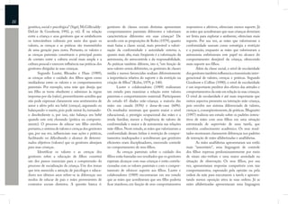 22
     genética, social e psicológica” (Sigel, McGillicuddy-    genitores de classes sociais distintas apresentam        responsivos e afetivos, ofereciam menos suporte. Já
     DeLisi & Goodnow, 1992, p. vii). É na relação            comportamentos parentais diferentes e valorizam          as mães que acreditavam que suas crianças deveriam
     entre a criança e seus genitores que se estabelecem      características diferentes em suas crianças? De          ser livres para explorar o ambiente, ofereciam mais
     os intercâmbios culturais por meio dos quais os          acordo com as proposições de Kohn (1979), quanto         suporte. Por sua vez, as mães que valorizavam a
     valores, as crenças e as práticas são transmitidos       mais baixa a classe social, mais provável a valori-      conformidade usavam como estratégia a restrição
     de uma geração para outra. Portanto, os valores e        zação da conformidade e autoridade externa e,            e a punição, enquanto as mães que valorizavam a
     as crenças parentais constituem o principal ponto        quanto mais alta, mais freqüente é a valorização da      autonomia enfatizavam este papel no alcance do
     de contato entre a cultura social mais ampla e a         autonomia, do autocontrole e da responsabilidade.        comportamento desejável da criança, oferecendo
     cultura pessoal e exercem inﬂuência nas práticas dos     As práticas também diferem, isto é, “em função de        mais suporte aos ﬁlhos.
     genitores dirigidas às suas crianças.                    seus valores serem diferentes, os genitores de classes           Além da classe social, o nível de escolaridade
             Segundo Luster, Rhoades e Haas (1989),           média e menos favorecidas avaliam diferentemente         dos genitores também inﬂuencia a transmissão inter-
     as crenças sobre o cuidado dos ﬁlhos agem como           a importância relativa do suporte e da restrição na      geracional de valores, crenças e práticas. Segundo
     mediadoras entre os valores e os comportamentos          criação de ﬁlhos” (Kohn, 1979, p. 140).                  Goodnow e Collins (1990), o nível de escolaridade
     parentais. Por exemplo, uma mãe que deseja que                  Luster e colaboradores (1989) realizaram          é um importante preditor dos efeitos das atitudes e
     seu ﬁlho se torne obediente e submisso às regras         um estudo para examinar a relação entre valores          comportamentos da mãe em relação às suas crianças.
     impostas por ela (valor), provavelmente acredita que     parentais e comportamento maternal. Participaram         O nível de escolaridade é até mais importante que
     não pode expressar claramente seus sentimentos de        do estudo 65 díades mãe-criança; a maioria das           outros aspectos presentes na interação mãe-criança,
     amor e afeto pelo seu bebê (crença), segurando ou        mães era casada (83%) e dona-de-casa (60%).              pois envolve um sistema diferenciado de valores,
     balançando-o muito, pois pode mimá-lo, tornando-         Os resultados mostram que quanto maior o nível           crenças e, conseqüentemente, de práticas. Mugnatto
     o desobediente e, por isso, não balança seu bebê         educacional, o prestígio ocupacional das mães e a        (1997) realizou um estudo sobre os padrões intera-
     quando este está chorando (prática ou comporta-          renda familiar, menor a freqüência de valores de         tivos de mães com seus ﬁlhos em uma situação
     mento). O processo de educar um ﬁlho envolve,            conformidade e maior a de autonomia nas relações         estruturada de supervisão de uma tarefa, que
     portanto, o sistema de valores e crenças dos genitores   mãe-ﬁlhos. Neste estudo, as mães que valorizavam a       envolvia conhecimento acadêmico. Os seus resul-
     que, por sua vez, inﬂuenciam suas ações e práticas,      conformidade deram ênfase à restrição de compor-         tados mostraram claramente diferenças nos padrões
     facilitando ou diﬁcultando o alcance de determi-         tamentos inadequados e acreditavam que genitores         de interação de mães alfabetizadas e analfabetas.
     nados objetivos (valores) que os genitores almejam       eﬁcientes eram disciplinadores, exercendo controle               As mães analfabetas apresentaram um estilo
     para suas crianças.                                      no comportamento de seus ﬁlhos.                          mais “autoritário”, uma linguagem de controle
             Identiﬁcar os valores e as crenças dos                  As crenças parentais sobre o cuidado dos          dos ﬁlhos expressa predominantemente por meio
     genitores sobre a educação de ﬁlhos constitui            ﬁlhos estão baseadas nos resultados que os genitores     de sinais não-verbais e uma maior ansiedade na
     um dos passos essenciais para a compreensão do           esperam alcançar com suas crianças e estão correla-      situação de observação. Os seus ﬁlhos, por sua
     processo de socialização da criança. Um dos temas        cionadas com os valores parentais e com o compor-        vez, apresentaram respostas compatíveis com tais
     que tem merecido a atenção de psicólogos e educa-        tamento de oferecer suporte aos ﬁlhos. Luster e          comportamentos, esperando pela opinião ou pela
     dores nos últimos anos refere-se às diferenças nos       colaboradores (1989) encontraram em seu estudo           ordem da mãe para executarem a tarefa e apresen-
     modos de educar de pais e mães provenientes de           que as mães que acreditavam que seu ﬁlho poderia         tando menos oposição ativa às suas ordens. Já as
     contextos sociais distintos. A questão básica é:         ﬁcar manhoso, em função de seus comportamentos           mães alfabetizadas apresentaram uma linguagem
 