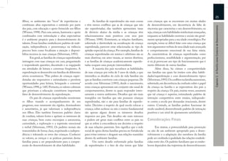 25
ﬁlhos; os ambientes são “ricos” de experiências e               As famílias de superdotados são mais coesas        com crianças que se encontram em muitas idades
combinam altas expectativas e estímulo por parte         e têm menos conﬂitos que as de crianças que não           de desenvolvimento, em decorrência da falta de




                                                                                                                                                                            Capítulo 1: A Família como Contexto de Desenvolvimento
dos pais, com educação e apoio fornecido aos ﬁlhos       são superdotadas; elas também apresentam taxas            sincronia que caracteriza o seu desenvolvimento, ou
(Winner, 1998). Para esta autora, harmonia e apoio       de divórcio abaixo da média e as crianças têm             seja, crianças com habilidades intelectuais avançadas,
combinados com estimulação e altas expectativas          relacionamentos mais positivos com seus pais              enquanto as habilidades motoras e sociais são geral-
é o ambiente propício para o desenvolvimento do          (Winner, 1998). Entretanto, as relações familiares,       mente apropriadas para a sua idade cronológica. Por
talento. Essas famílias estabelecem padrões de reali-    sobretudo a diretividade na socialização da criança       exemplo, torna-se difícil lidar com uma criança que
zação, independência e perseverança na infância          superdotada, parecem estar relacionadas ao tipo de        tem argumentos verbais de uma idade mais avançada
precoce bem como focalizam a atenção e disponi-          aptidão especial da criança. Por exemplo, famílias de     e comportamento emocional de sua faixa etária.
biliza recursos às suas crianças (Silverman, 1993).      crianças superdotadas em música e atletismo são as        As características de crianças superdotadas como
       Em geral, as famílias de crianças superdotadas    mais diretivas; em artes visuais, as menos diretivas;     perfeccionismo, sensibilidade e argumentação, por
interagem com suas crianças em casa, perguntando         e as famílias de crianças academicamente superdo-         si só, já provocam um tipo de funcionamento que é
e respondendo questões, discutindo e se engajando        tadas ocupam uma posição intermediária.                   muito diferente de outras famílias.
em atividades de leitura e conversas freqüentes. A              A maioria dos pais reconhece as habilidades                Além disso, há ciúmes e competitividade
superdotação se desenvolve em famílias de diferentes     de suas crianças por volta de 5 anos de idade, o que      nas famílias nas quais há irmãos com altas habili-
níveis econômicos. “Pais pobres de crianças super-       intensiﬁca os desaﬁos do ciclo de vida familiar em        dades/superdotação e com desenvolvimento típico
dotadas são responsivos e estimulantes e provêem         que as famílias convivem com crianças pequenas. De        (Silverman, 1993). Os conﬂitos na família aumentam,
oportunidades para leitura, brinquedo e conversa”        acordo com Silverman (1993), desde o nascimento,          sobretudo, em decorrência da confusão sobre o papel
(Winner, 1998, p. 148). Portanto, os valores culturais   estas crianças apresentam um conjunto não usual de        da criança na família e as expectativas dos pais a
que priorizam a educação constituem importante           comportamentos, dentre os quais responder inten-          respeito da criança. Os pais, muitas vezes, assumem
fator de desenvolvimento da superdotação.                samente a outros ambientes. Desaﬁos que são mais          que tal criança é superior, estimulando padrões de
       Os pais de crianças superdotadas monitoram        tranqüilos em famílias que não possuem crianças           interação competitivos entre irmãos, indispondo-
os ﬁlhos visando o acompanhamento de seu                 superdotadas, não o são para famílias de superdo-         se contra a escola por demandas irracionais, dentre
progresso, mas raramente são rígidos, dominadores        tados. Decisões a respeito de qual escola colocar a       outros. Contudo, as famílias podem funcionar de
e autoritários, já que valorizam a independência         criança, sobre acelerar ou não o ensino fundamental       modo saudável, desenvolvendo padrões de interação
nos ﬁlhos. Eles também fornecem padrões claros           são apenas alguns dentre os inúmeros desaﬁos              positivos e um nível de ajustamento satisfatório.
de conduta, valores fortes e apóiam os interesses de     impostos aos pais. Tais desaﬁos são mais intensos
suas crianças, bem como encorajam a autonomia,           e podem até gerar mais conﬂitos entre os pais no          Considerações Finais
curiosidade, a exploração e a expressão emocional        que se refere à concordância nas decisões a respeito
e verbal (Silverman, 1993). Os padrões morais são        de suas relações parentais. Isto signiﬁca que a rede             Em síntese, a potencialidade para promoção
transmitidos de forma clara, respeitando a indepen-      social de apoio destas famílias precisa ser fortalecida   ou não de um ambiente apropriado para o desen-
dência e tolerando os erros das crianças. Conhecer       para evitar estresse e desgaste nas relações mantidas     volvimento e a adaptação dos membros da família
os valores, as crenças e as práticas parentais destas    dentro do ambiente familiar.                              pode ser creditada à qualidade das relações estabele-
famílias passa a ser preponderante para a compre-               Um outro desaﬁo enfrentado pelas famílias          cidas entre eles. Os padrões familiares que se estabe-
ensão do desenvolvimento de altas habilidades.           de superdotados é o fato de elas terem que lidar          lecem dependem das trajetórias de desenvolvimento
 