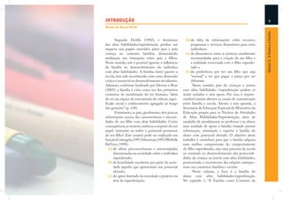 INTRODUÇÃO                                                                                                     9
Denise de Souza Fleith




                                                                                                           Volume 3: O Aluno e a Família
       Segundo Deslile (1992), o fenômeno               (d) da falta de informações sobre recursos,
das altas habilidades/superdotação produz um                 programas e serviços disponíveis para estes
impacto nos papéis exercidos pelos pais e pela               indivíduos;
criança no contexto familiar, demandando                (e) da dissonância entre as práticas usualmente
mudanças nas interações entre pais e ﬁlhos.                  recomendadas para a criação de um ﬁlho e
Neste sentido, não é possível ignorar a inﬂuência            a realidade vivenciada com o ﬁlho superdo-
da família no desenvolvimento do indivíduo                   tado e
com altas habilidades. A família, tanto quanto a        (f ) da preferência por ter um ﬁlho que seja
escola, tem sido reconhecida como uma dimensão               “normal” a ter que pagar o preço por ser
crítica e essencial no desenvolvimento de talentos.          diferente.
Ademais, conforme lembrado por Dessen e Braz                  Neste sentido, pais de crianças e jovens
(2005), a família é vista como um dos primeiros       com altas habilidades /superdotação podem se
contextos de socialização do ser humano, “além        sentir isolados e sem apoio. Por isso, é impres-
de ser um espaço de transmissão de cultura, signi-    cindível manter abertos os canais de comunicação
ﬁcado social e conhecimento agregado ao longo         entre família e escola. Atento a esta questão, a
das gerações” (p. 128).                               Secretaria de Educação Especial do Ministério da
       Entretanto, os pais, geralmente, têm poucas    Educação propôs para os Núcleos de Atividades
informações acerca das características e necessi-     de Altas Habilidades/Superdotação, além de
dades de seu ﬁlho com altas habilidades. Como         unidades de atendimento ao professor e ao aluno,
conseqüência, se sentem confusos a respeito do seu    uma unidade de apoio à família visando prestar
papel: estimular ou inibir o potencial promissor      informação, orientação e suporte à família do
de seu ﬁlho? Este cenário pode ser explicado em       aluno com potencial elevado. O objetivo deste
função (Colangelo,1997; Silverman,1993; Webb &        trabalho é contribuir para que a família adquira
DeVries, 1998):                                       uma melhor compreensão do comportamento
  (a) de idéias preconceituosas e estereotipadas      do ﬁlho superdotado, seja uma parceira da escola
      disseminadas na sociedade sobre o indivíduo     no estímulo ao desenvolvimento das potenciali-
      superdotado;                                    dades da criança ou jovem com altas habilidades,
  (b) da hostilidade encoberta por parte da socie-    promovendo o incremento das relações interpes-
      dade àqueles que apresentam um potencial        soais nos contextos familiar e escolar.
      elevado;                                                Neste volume, o foco é a família do
  (c) do apoio limitado da sociedade a projetos na    aluno com altas habilidades/superdotação.
      área de superdotação;                           No capítulo 1, “A Família como Contexto de
 