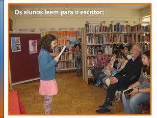 Os alunos leem para o escritor:
 
