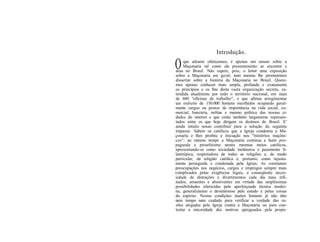 Introdução.

O    que adiante oferecemos, é apenas um ensaio sobre a
     Maçonaria tal como ela presentemente se encontra e
atua no Brasil. Não espere, pois, o leitor uma exposição
sobre a Maçonaria em geral; nem mesmo lhe prometemos
dissertar sobre a história da Maçonaria no Brasil. Quere-
mos apenas conhecer mais ampla, profunda e exatamente
os princípios e os fins desta vasta organização secreta, es-
tendida atualmente por todo o território nacional, em mais
de 600 "oficinas de trabalho", e que afirma arregimentar
um exército de 150.000 homens escolhidos ocupando geral-
mente cargos ou postos de importância na vida social, co-
mercial, bancária, militar e mesmo política das nossas ci-
dades do interior e que estão também largamente represen-
tados entre os que hoje dirigem os destinos do Brasil. E'
ainda intuito nosso contribuir para a solução do seguinte
impasse: Sabem os católicos que a Igreja condenou a Ma-
çonaria e lhes proibiu a iniciação nos "mistérios maçôni-
cos"; ao mesmo tempo a Maçonaria continua a fazer pro-
paganda e proselitismo nestes mesmos meios católicos,
apresentando-se como sociedade inofensiva e puramente fi-
lantrópica, respeitadora de todas as religiões e, de modo
particular, da religião católica e, portanto, como injusta-
mente perseguida e condenada pela Igreja. As constantes
preocupações nos negócios, cargos e empregos sempre mais
complicados pelas exigências legais, a conseqüente neces-
sidade de distrações e divertimentos cada dia mais refi-
nados, atraentes e absorventes em virtude das amplíssimas
possibilidades oferecidas pela aperfeiçoada técnica moder-
na, generalizaram o desinteresse pelo estudo e pelas coisas
do espírito. Nestas condições muitos homens já não têm
nem tempo nem cuidado para verificar a verdade das ra-
zões alegadas pela Igreja contra a Maçonaria ou para con-
trolar a sinceridade dos motivos apregoados pela propa-
 