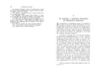 128                 A Maçonaria no Brasil

    Os Vigilantes transmitem a ordem. O Cobridor abre a porta
um pouco e coloca cautelosamente a espada no peito do Profa-
no, dizendo em alta voz e áspera:
    Cobr.: Quem é o temerário que tem o arrojo de querer for-
çar a entrada deste templo?
     Exp.: Suspendei a vossa espada, Irmão Cobridor, é o Mes-                                     V.
tre de Cerimônias que apresenta um Profano a esta Augusta Loja.
     O Cobridor retira a espada e dá conta da resposta.
     Ven.: Armai-vos, meus Irmãos, porque um Profano acha-se à         Os Grandes e Imutáveis Princípios
porta do nosso Templo. — Irmão Mestre de Cerimônia, que in-                da Maçonaria Brasileira.
discrição é vossa conduzindo aqui um Profano? O que quereis?
O que pretendeis?
     Exp.: Que seja admitido nos nossos Augustos Mistérios.
     Ven.: E como pôde o Profano conceber tal esperança?
     Exp.: Porque é livre e de bons costumes...
                                                                  A   s constituições, os regulamentos gerais, as instruções e
                                                                       resoluções da Maçonaria falam freqüentemente de "gran-
                                                                  des princípios invariáveis e imutáveis", que "devem ser res-
                                                                  peitados custe o que custar", sob pena de irregularidade e
                                                                  ilegitimidade. Assim tem acontecido que em alguns países
                                                                  certos Grandes Orientes foram declarados "irregulares"
                                                                  pelo fato de não aceitarem ou silenciarem um ou outro
                                                                  dos "grandes princípios maçônicos".
                                                                        O primeiro e principal dever de cada loja maçônica,
                                                                  de acordo com a determinação do art. 17, letra a, da Cons-
                                                                  tituição do Grande Oriente do Brasil, é este: "Observar
                                                                  cuidadosamente tudo quanto diz respeito ao espírito e for-
                                                                  ma da Instituição". As lojas, por sua vez, devem ter os
                                                                  seus Estatutos Particulares, em que especificam os deveres
                                                                  de seus obreiros. Assim, por exemplo, determina a loja
                                                                  "Caridade e Firmeza", de Juiz de Fora, nos Estatutos de
                                                                  1950, 21 deveres do maçon, sendo o primeiro formulado
                                                                  nestes termos: "Professar perfeita adesão aos princípios
                                                                  fundamentais e sublimes da Maçonaria". Durante a ini-
                                                                  ciação no grau de Aprendiz, o Venerável explica ao can-
                                                                  didato que um de seus deveres será: "conformar-vos em
                                                                  tudo com as nossas leis", o que, no contexto, quer dizer
                                                                  "princípios". 1 O art. I 9 , § l 9 , letra g da atual Consti-
                                                                  tuição do Grande Oriente do Brasil declara ser "requisito
                                                                  essencial" de um profano, do qual depende sua aceitação:
                                                                  "Não professar ideologias contrárias aos princípios maçô-
                                                                  nicos e democráticos". E o art. 32, n. 13 confere ao Grão
                                                                      1
                                                                       ) Ritual do Aprendiz, do Rito Escocês, edição de 1944, p. 49.
                                                                  A Maçonaria — 9
 