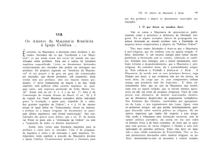 VIII. Os Amores da Maçonaria à Igreja            199

                                                                 uso dos profanos e depois os documentos reservados aos
                                                                 iniciados.
                                                                             1. O que dizem ou mandam dizer.
                                                                      Não se cansa a Maçonaria de apresentar-se publi-
                            VIII.                                camente como a protetora e defensora da liberdade reli-
                                                                 giosa. Eis aí alguns exemplos típicos da propaganda ma-
  Os Amores da Maçonaria Brasileira                              çônica destinada ao mundo profano com a finalidade de
        à Igreja Católica. . .                                   angariar novos simpatizantes e adeptos da "Sublime Ordem":
                                                                        "Das mais torpes falsidades é dizer-se que a Maçonaria
                                                                 é anti-religiosa, que ela combate esta ou aquela religião. E'
É    corrente, na Maçonaria, a distinção entre profanos e ini-
     ciados. Iniciados são os que "receberam a Luz Maçô-
nica"; os que ainda erram nas trevas do mundo são qua-
                                                                 falso, falsíssimo. E' um recurso indigno para tentar incom-
                                                                 patibilizar a Instituição com os crentes, sobretudo os católi-
lificados como profanos. Para uns e outros há literatura         cos. Afirmam seus inimigos, sem o menor fundamento, men-
maçônica especializada. Livros ou documentos destinados          tindo irritante e despudoradamente, que a Maçonaria é anti-
exclusivamente aos iniciados não podem ser entregues aos          religiosa. Ao contrário disso, ela é essencialmente religio-
profanos. Os próprios segredos ou "mistérios da Maçona-           sa. Nela cultua-se a Verdade e pratica-se o B e m . . . A
ria" só aos poucos e de grau em grau são comunicados             Maçonaria, de acordo com os seus princípios básicos, nega
aos iniciados, que devem prometer, sob juramento, nada           filiação aos ateus, o que evidencia não ser ela ateísta, ao
revelar nem aos profanos, nem aos maçons menos gra-               revés disto, ela exige que os seus componentes tenham
duados. E' dever fundamental do maçon e da loja "nada             crença, que acreditem num Ser S u p r e m o . . . E' falso, ab-
imprimir, nem publicar sobre assunto maçônico ou qual-            solutamente falso, que no seio da Maçonaria seja hostili-
quer outro, sem expressa permissão do Grão Mestre Ge-             zada esta ou aquela religião, que se travem debates agres-
ral". Assim está no art. 4, n. 4 e no art. 17, letra p da         sivos ou não em torno de assuntos religiosos. Fácil de com-
Constituição do Grande Oriente do Brasil. O art. 18, § 9          provar essa afirmativa, de destruir asseverações mentiro-
da vigente Lei Penal Maçônica considera delito individual         sas de detratores desprovidos de argumentos verdadeiros.
grave "a revelação, a quem quer, impedido de o saber,             Nos Estatutos dos Orientes, constituídos por agrupamen-
dos grandes segredos da Ordem"; e o § 18 do mesmo                 tos de Lojas, e nos regulamentos das Lojas, figura, entre
artigo vê igual delito no "fornecimento, direto ou indireto,      os primeiros artigos, um que proíbe terminantemente qual-
a profano ou a maçon irregular, de documentos ou quais-          quer discussão sobre matéria política ou religiosa. Há um
quer efeitos maçônicos, sem formal autorização". São con-         motivo imperioso que impõe fiel respeito a este artigo.
siderados tão graves esses delitos, que o art. 21 da mesma        Não sendo a A4açonaria uma instituição sectarista, nem de
Lei Penal os pune com a "eliminação da Ordem" ou com              caráter político partidário, ela aceita em seu seio todos
a "suspensão de todos os direitos maçônicos".                     os homens livres e de bons costumes, de sorte que se agru-
    . Assim, pois, existe uma literatura maçônica para os         pam nela pessoas de várias religiões e filiadas a uma mul-
profanos e outra para os iniciados. Uma é de propagan-             tiplicidade de partidos políticos. Entre elas deve ser man-
da maçônica e outra é de instrução e ação maçônica. Es-            tido o mais sólido sentimento de Fraternidade. Ora, se fos-
tudaremos neste capítulo a posição da Maçonaria perante            sem permissíveis discussões sobre matéria religiosa ou po-
a Igreja Católica. Examinaremos primeiro a literatura para         lítica, desentender-se-iam os presentes e estaria compro-
 