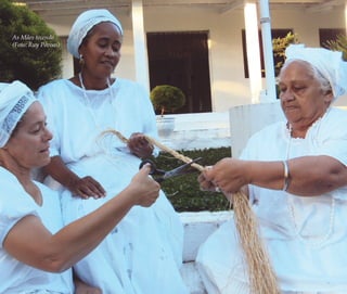 84 | Ruy do Carmo Póvoas
As Mães tecendo
(Foto: Ruy Póvoas)
Feminino no candomblé_miolo final.indd 84Feminino no candomblé_miolo final.indd 84 28/9/2010 17:37:3328/9/2010 17:37:33
 