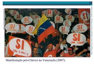 ParteintegrantedaobraGeografiaHomem&Espaço,EditoraSaraiva
Manifestação pró-Chávez na Venezuela (2007).
StringerVenezuela/Reusters/LatinStock
 