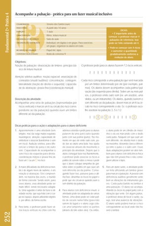 Objetivos: 
Noção de pulsação; dissociação de timbres; princípio bá - 
si co de leitura musical. 
Atenção seletiva auditiva; noção espacial; associação de 
conteúdos (visual/auditivo); concentração; contagem; 
lateralidade (noção de direita e esquerda); capacida - 
de de abstração; praxia fina (coordenação manual). 
Descrição da atividade: 
Acompanhar uma séria de pulsações (representadas por 
riscos verticais) e marcar um X ou círculo (no risco corres - 
pon dente ao da pulsação) quando ouvir um timbre 
di ferente ao da pulsação. 
O professor pede para os alunos fazerem 12 riscos verticais: 
I I I I I I I I I I I I 
Cada risco corresponde a uma pulsação que será marcada 
por um timbre determinado por ele (por exemplo, pal-mas). 
Os alunos devem acompanhar cada palma/pul - 
sa ção (da esquerda para direita). Sobre um ou mais pul-sos, 
o professor emite outro som (ex: um assobio, uma 
sílaba, ou um instrumento). Os alunos, quando ouvirem o 
som diferente ao da pulsação, devem marcar um X ou cír - 
cu lo no risco correspondente a ela. Ex: o professor esco - 
lhe assobiar na pulsação 3, 5 e 12: 
I I I I I I I I I I I I 
252 Fundamental 2• Prática 4 
Acompanhe a pulsação - prática para um fazer musical inclusivo 
COLABORADOR 
FAIXA ETÁRIA 
DURAÇÃO 
CARACTERÍSTICAS 
ORGANIZAÇÃO DO ESPAÇO 
ORGANIZAÇÃO DOS ALUNOS 
RECURSOS NECESSÁRIOS 
CONTEÚDO RELACIONADO 
Viviane dos Santos Louro 
A partir dos 10 anos 
1 aula 
Ritmo, leitura musical 
Sala de aula 
Individual, em duplas e em grupo. Para exercícios 
em grupo, organizar os alunos em roda. 
Papel A4, lápis 
Roda de conversa 9 
DICAS: 
• É importante antes de 
começar, o professor marcar 4 
pulsações de referência. Isso 
pode ser feito contando até 4. 
• Pode-se começar com 4 riscos 
e aumentar a quantidade 
gradativamente conforme a 
evolução do aluno. 
1. Aparentemente é uma atividade bem 
simples, mas ela exige muitos requisitos 
neurológicos: atenção, capacidade de 
simbolizar e associar (transformar o som 
em risco); Audição seletiva, para di fe - 
ren ciar o timbre do pulso e do outro 
som. Ca pacidade de acompanhar o 
som/ris co da esquerda para direita; 
coor dena ção motora e praxia fina de 
fa zer um X ou um no risco. 
2. A maior dificuldade da deficiência men-tal 
e de alguns níveis de autismo, é em 
re lação à abstração. Eles compreen-dem, 
na maioria das vezes, o mundo 
de forma concreta. Sendo assim, para 
es ses alunos, essa atividade pode ser 
mui to difícil, sendo necessário adaptá-la. 
Uma sugestão é antes de fazer a ati - 
vi dade escrita, que seja feita com o cor - 
po no espaço, depois utilizando objetos 
e, por último, de forma escrita. 
3. Para tanto, o professor pode fazer vá - 
rios traços verticais no chão com fita 
adesiva colorida e pedir para os alunos 
pularem de uma para outra quando 
junto com sua palma (pulso). No mo - 
mento em que ele emite outro som, po - 
de dar ao aluno uma bola. Isso ajuda 
ele associar através do movimento o 
princípio da ati vidade. Depois que o 
aluno conse guir fazer isso fluentemente, 
o professor pode associar os riscos a 
palitos de sor vete sobre a mesa e pedir 
que o alu no coloque tampinha de gar-rafas 
sobre os palitos em que ouve um 
som di ferente ao da palma. Conse - 
guindo fa zer isso, passa-se para a últi-ma 
fase: desenhar os riscos no papel e 
pedir que ele circule-os quando ouvir o 
som dis tinto da pulsação. 
4. Para alunos com deficiência visual, a 
atividade pode ser adaptada de várias 
formas. Uma delas pode ser colar pali - 
tos de sorvete numa folha (para não 
saí rem do lugar) e o aluno cego colo-car 
uma tampinha sobre os palitos 
(atra vés do tato sobre eles). Ou então, 
o aluno pode ter um cilindro de massi - 
nha e ele vai marcando com o dedo 
ca da pulso. Naquele em que ouvir um 
som diferente, ele afunda mais o dedo 
na massinha, deixando clara a diferen - 
ça en tre o pulso e o outro som. Essas 
duas adaptações podem ser úteis tam-bém 
pa ra alunos com deficiência física 
que não têm praxia fina e não conse - 
guem uti lizar o lápis. 
5. Para um aluno surdo, a atividade pode 
ser feita utilizando um tambor grave 
para marcar a pulsação. A pessoa com 
de ficiência auditiva geralmente sente 
bem as vibrações de instrumentos gra - 
ves. Cada pulso batido no tambor é 
uma pulsação. O aluno vai acompa - 
nhando os riscos no papel junto com a 
vibração que sente. Em alguns pulsos, 
o professor deixa de tocar o surdo, ou 
se ja, terá uma ausência de vibra ções. 
O aluno surdo poderá marcar o risco 
cor respondente ao local onde não ha - 
ve rá o tambor. 
Dicas práticas para a ação e adaptações para o aluno deficiente 
 