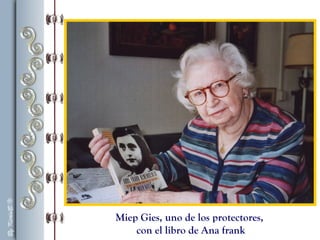 Miep Gies, uno de los protectores,
con el libro de Ana frank
 