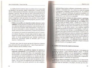 La verificación de lo anterior. tiene un corolario obvio: la necesidad
de identificar a las personas, grupos, instituciones y sectores sociales
directa o indirectamente involucrados o afectados por la realización del
programa o proyecto. Hay que tener un cierto conocimiento de los If·
deres. minorías activas, grupos de incidencia y formadores de opinión.
en cuanto a la posición que podrían tomar frente al programa. Igual·
mente, el diagnóstico tiene que incluir cómo perciben, viven o piensan
los "ciudadanos de a pie" un determinado programa, proyecto o activi·
dad. o la oferta de un servicio.
• Definir, en lo posible, sus exigencias sociales, intereses y racio-
nalidades. Se trata de hacer un análisis de las relaciones de fuer-
zas e intereses implicados en el proyecto o intervención que se de-
sea real izar. En el ejemplo citado anterionnente. es obvio que ca-
da clase de interesados (o actores sociales) es muy diferente, te-
niendo cada uno de ellos motivaciones 'J exigencias muy diversas.
Así. mientras a los usuarios les puede interesar que no se aumen·
te el número de plazas, a los que están en lista de espera y sus
familias les puede resultar primordial. Para los proveedores del
centro, un recorte presupuestario que implique aumentar las
aportaciones individuales podría no afectarles. pero sí a los
usuarios y familiares, etc.
Conviene. pues, tratar de conocer qué tipo de exigencias e intereses
tiene cada uno de ellos, para poder prever -antes de que aparezcan-
posibles conflictos ante las medidas a tomar.
88
• Prever los conflictos que pudieran originar los intereses y
exigencias contrapuestos. Las po.sibilidades de conflicto entre
actores sociales, así como entre ellos y los responsables de to-
mar decisiones, con frecuencia pueden ser muy elevadas. Quizá
en el ejemplo que estamos poniendo no se visualice con facili-
dad pero. si pensamos que. en lugar de una residencia de ancia-
nos se trata de una cárcel. o de un centro de atención a toxicó-
manos, o de un centro de rehabilitación para delincuentes juve-
niles. los conflictos que pueden generarse son más complejos.
Diagnóstico soCÍllI
pudiendo llegar incluso a enfrentar a profesionales, usuarios. fa-
miliares y comunidad local. Si se trata de un centro de acogida
a inmigrantes o refugiados, minorías étnicas. etc., los conflictos
dependerán. muy previsiblemente, del grado de xenofobia y ra-
cismo, o solidaridad, capacidad de integración social y respeto
al pluralismo. que exista en la comunidad.
• Tratar de prever la conducta de dichos actores y, particular-
mente, de aquellos que -previsiblemente puedan influir
negativamente en la intervención que se va a realizar. Esto,
por una razón de sentido común: a medida que se prevea una
conducta negativa, se podrá prevenir la misma o las consecuen-
cias de la misma. En otros casos convendrá corregir la estrategia
de acción, si es que dichos actores y sus conductas negativas
afectasen gravemente los propósitos del programa. o su peso po_
lítico y social fuera muy elevado, o sin posibilidades de contra-
rrestarlo con el apoyo social de la intervención. Cuando los con-
flictos que pueden generarse entren en colisión con los objetivos
de quienes tienen el poder de tomar decisiones. habrá que pon-
derar a los actores interesados en función de criterios políticos y
técnicos. En otras palabras, habrá que jerarquizar -por su im-
portancia y repercusiones- a los diferentes actores sociaJes im-
plicados. y después ponderarlos, utilizando cualquier sistema de
los mencionados en el parágrafo cuarto.
de la interMción objetivos/relaciones
si se trata de una comunidad como de uno O varios §.rupos en
es preciso ---como advierten Martini y Sequi- 7 decidir
de relación establecer con los interlocutores o contraparte
ej,)! instituciones del área o sector geográfico. etc.), a lo largo
de intervención: relaciones de colaboración o cooperación.
de conflicto, o relaciones de negociación.
Uno de los objetivos principales del trabajo social y la intervención
IOClaJ, cuando se trata de un ámbito comunitario, es crear relaciones y
~onexiones entre Jos individuos y los grupos, de modo que éstos des-
89
 