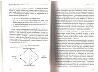 I
I 1
l.
Maria Jmi Ag~ilar ldáña - Euqllit!-l Andu-E,g
cubran las necesidades que tienen en común y las ventajas que pueden
obtener del esfuerzo conjunto. No obstante lo anterior, las relaciones
que se han de adoptar no deben establecerse exclusivamente en función
de los valores del grupo; se requiere también un análisis atento de la
realidad, referido particularmente a:
_ la distribución del poder entre las partes en juego;
_ el tipo de relación existente entre las partes (que puede variar
desde un máximo de conflictividad a un máximo de consenso);
-los objetivos que cada una de las partes persigue (que pueden ser
convergentes o divergentes).
Cuando el poder está demasiado desequilibrado a favor de una par-
te, o ésta no visualiza la satisfacción de sus propios intereses en la co-
laboración o en la negociación, es muy difícil aceptar el proceso coo-
perativo o de negociación. Alinsky28 establece una diferenciación muy
clara entre negociar y mendigar. y sostiene que sin poder no se puede
negociar. Las dos variables, cualidad de la relación y grado de conver-
gencia-divergencia de los objetivos, permiten definir con más precisión
la situación y. por consiguiente, elegir con mayor seguridad la estrate-
gia de alianzas más apropiada.
90
objetivos
convergentes
Interacción objeth'oslrelaciones
relaciones consensuales
relaciones conflictivas
objetivos
divergentes
Diagnds/ico socj,JI
Si nos encontramos en presencia de una situación caracterizada por
convergentes y relaciones consensuales, la vía de la coopera-
está abierta. Si, por el contrario, nos encontramos en presencia de
. divergentes (intereses contrapuestos) y relaciones conflictivas
4), estamos expuestos a una situación de abierta hostilidad
Las áreas 2 y 3 del gráfico anterior abren la vía al proceso
negociación, porque en cualquier caso la obtención del objetivo de
parte depende del logro del mismo por parte de la otra. A causa de
numerosas interdependencias entre los diversos componentes de la
los espacios para procesos de negociación y cooperación
mayores que las que generalmeqte se cree. El desarrollo de prácti-
sociales de cooperación y colaboración, así como la creación de la-
e interconexiones y el refuerzo del sentido de comunidad, son cla-
objetivos de la organización y el desarrollo comunitario.
tener cuidado. sin embargo, ya que la presencia de un
común" siempre refuerza la cohesión del grupo. Y, en un
que cada vez es más complejo, no siempre es fácil identificar
enemigo. Es decir. muchas veces se busca al enemigo,
eo<;u 'arsedemasiado por el que sea.
último, advertir que, para prolongar las posibilidades de coopera-
)1 colaboración entre los miembros de una comunidad, es precisa una
circulación de la información, además de una cuidadosa gestión
"fantasmas" que caracterizan las relaciones entre grupos. A este
es oportuno recordar que gran parte de la dinámica de una co-
no responde a criterios de racionalidad lógica, sino psicológica.
la consideración de estas cuestiones (análisis de ac-
y análisis de interacción objetivos/relaciones); se harán
o programas que operan en una especie de vacío socio-
Nada hay pues de sorprendente en el hecho de que se hagan
,ne,singenuas, como si los planes se hiciesen "sobre un le-
rosas comandado por el cálculo científico-técnico"; en la reali-
"otros hombres con distintas visiones. objetivos, recursos
. que también hacen un cálculo sobre el futuro".29 Siguiendo a
pero adaptando sus sugerencias a los propósitos de este tra-
diremos que esta cuestión --que, en lo sustancial, es un análisis
villbilidad política- comporta los siguientes aspectos:
9/
 