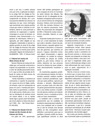 síveis e, por isso, a melhor solução
será, por certo, a aplicação do dispos-
to no artigo 550, do Código de Pro-
cesso Civil, qual seja, a de suspender o
cumprimento de decisão até o pro-
nunciamento definitivo da Câmara, na
esperança de que, nesse interregno,
seja encontrada uma solução pacífica
e justa que venha a contentar os con-
tendores. Atente-se, neste particular, a
existência de negociação a respeito,
comunique-se ao juiz tal decisão, en-
tendendo como desnecessária a re-
quisição de informações, intime-se a
agravada, por ofício dirigido ao seu
advogado e obedecidos os demais re-
quisitos previsto no inciso III do artigo
527 do Código de Processo Civil, para
que responda, no mesmo prazo acima
assinalado.” (Agravo de Instrumento nº
96.00000295 - TJPR - 2ª Câmara Cível)
4. Tribunal de Justiça do
Mato Grosso do Sul
Nossos Tribunais de Justiça têm de-
cidido que, em havendo controvérsia a
respeito da propriedade ou da posse,
o crime de esbulho possessório inexis-
te. É o que se infere do acórdão do Tri-
bunal de Justiça do Mato Grosso do
Sul, transcrito abaixo:
“Sendo induvidosa a existência de
controvérsia a respeito da proprieda-
de e posse da área em litígio, existin-
do inclusive, ação de manutenção de
posse em curso e movida pelo quere-
lado contra os querelantes, e estatuin-
do os tipos penais citados que a inva-
são ou introdução de animais ocorra
em imóvel alheio, é de se rejeitar
desde logo a queixa assim formulada,
por serem atípicos os fatos nela descri-
tos”( TJMS - Rec. - Rel. Pereira Rosa -
RT 545/405).
5. Tribunal de Alçada Civil do
Estado do Rio Grande do Sul -
Câmara de Férias
Em julho de 1997, aproximada-
mente 300 famílias participaram de
uma ocupação de terras no município
de Santo Antonio das Missões, Rio
Grande do Sul. Os advogados do lati-
fundiário conseguiram junto ao juiz lo-
cal um decreto liminar de reintegração
de posse. Todavia, como sói acontecer
em 90% das decisões liminares em
ação de natureza possessória, havia
falhas. Por provocação dos advogados
do MST, o Tribunal de Justiça cassou a
liminar concedida. Vejamos os argu-
mentos:
“A questão trazida pelo recurso é, a
meu ver, a mais importante de todas
que estão a desafiar o futuro do país.
Desde séculos, a questão agrária vem
afrontando o descortino e a desenvol-
tura dos governos, que somente em
poucos e fugazes momentos revela-
ram algum desassombro e alguma
clarividência, no sentido de avançar
no sentido da solução do conflito
agrário ou, pelo menos, minorar os
efeitos deletérios da sua presença
inercial na história do nosso sofrido e
lento desenvolvimento econômico e
social.
Os movimentos populares prolife-
ram clamando por solução. Em todo o
território nacional, realizam manifes-
tações, reclamam providências, supli-
cam por ações políticas, esperam por
décadas e décadas. Objetivamente
pouco, ou quase nada, tem sido feito.
Os gestos governamentais são peque-
nos e seus efeitos menores. O proble-
ma não apenas continua sem solução.
Aumenta, cresce e a situação se torna,
cada vez mais, insustentável.
A realidade está a mostrar elo-
qüentemente que há multidões de
brasileiros esperando para trabalhar a
terra. Essa realidade não se transfor-
ma se não for tomada uma decisão
política de alta envergadura social,
definitiva e permanente, para que se
pacifique o grande conflito da nação,
cuja suplantação somente se dará
pela opção pelos necessitados com
resultados benéficos, de toda a ordem,
em favor da sociedade brasileira.
Rogando compreensão a essas
considerações iniciais, feitas apenas
para colocar o caso concreto na mol-
dura política, social e econômica em
que há anos vivemos, e, mesmo, para
vincular esse despacho ao tempo atu-
al da nossa história, como deve sem-
pre fazer o magistrado. Ainda, para
marcar a dimensão que obriga a uma
visão diferenciada dos casos comuns,
para os quais, seguramente, foi a
legislação concebida.
Não há, a meu ver, a menor censu-
ra técnica que se possa fazer à deci-
são agravada. Está fundamentada em
dispositivos adequados e é irretocável.
Todavia, como se sabe, não se tem
notícia do que alguma dessas ocupa-
ções, de per si, tenha determinado a
alteração da posse, perdendo-a o titu-
lar do domínio para os possuidores, as-
sim introduzidos na terra. Trata-se, co-
mo se sabe, de iniciativas que visam
precisamente concretizar o conflito,
torná-lo real, para assim, sacudir as
consciências adormecidas. Como diz o
Min. Luiz Vicente Cernichiaro, citado pe-
los agravantes, o que há é “pressão
social para concretização de um direito
(pelo menos - interesse), na qual, subs-
tancialmente, não há ilícito algum”.
Daí a razão, por demais conhecida,
que recomenda sejam as providências
Ano XII, Nº 29, março de 2003 - 103
Minorias Sociais e Luta de Classe no Brasil
UNIVERSIDADE E SOCIEDADE
 