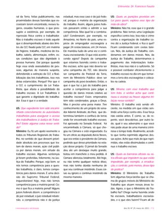 UNIVERSIDADE E SOCIEDADE Ano XII, Nº 29, março de 2003 - 113
Entrevista: Dr. Francisco Fausto
ral da Terra, feitas publicamente, nas
proximidades dessas fazendas que es-
cravizam terem encontrado, nesses lu-
gares, ossadas humanas, o que pres-
supõe a existência, por exemplo, de
repressão física contra o trabalhador.
Mas o trabalho escravo é todo aquele
que é desempenhado abaixo dos limi-
tes da CLT, fixado pela CLT, em matéria
de higiene, trabalho, medicina do tra-
balho, salário, alimentação, enfim, es-
sas condições que dão dignidade à
pessoa humana. Daí porque quando
hoje essa onda avassaladora de pes-
soas, algumas de maneira suspeita,
defendendo a extinção da CLT, a flexi-
bilização das leis trabalhistas, isso nos
deixa estarrecidos. Porquê? Por que é
a CLT, o cumprimento da Lei Traba-
lhista, que afasta a possibilidade do
trabalho escravo. A Lei Trabalhista é
que garante a dignidade do trabalha-
dor. Essa é que é a verdade.
US: Que expediente tem sido encami-
nhado concretamente às autoridades
trabalhistas para assegurar o acesso
dos trabalhadores à Justiça do Traba-
lho? Existe alguma coisa nesse senti-
do?
Ministro: Eu fiz um apelo veemente a
todos os Tribunais Regionais do Traba-
lho, no sentido de que dessem priori-
dade absoluta aos processos que tra-
tam de danos morais, ação civil públi-
ca por danos morais, em virtude do
trabalho escravo. Algumas sentenças
já foram proferidas, felizmente, na Jus-
tiça do Trabalho. Porque, veja bem, se
nós temos competência para a ques-
tão trabalhista, é claro, temos compe-
tência para danos morais. É uma deci-
são do Supremo Tribunal Federal,
inquestionável hoje, mas não temos
competência para a matéria penal. Co-
mo é que fica a matéria penal? Alguns
juízes federais dizem: a competência é
do juiz estadual; o juiz estadual rebate:
não, a competência não é da justiça
estadual, mas esse caso é do juiz fede-
ral, porque é matéria da organização
do trabalho. Assim, alguns juízes fede-
rais passaram então a admitir a sua
competência. Mas qual foi a combina-
ção? Condenaram, por exemplo, na
Amazônia, no Norte do país, uma es-
pécie de empregador escravagista a
pagar 24 cestas básicas, em 24 meses.
Ele mandou tudo de uma vez e conti-
nuou escravizando. O que está aconte-
cendo agora? Depois da campanha
que estamos fazendo contra o traba-
lho escravo, acho que não deveria ser
uma campanha do TST, não deveria
ser campanha da Pastoral da Terra,
nem do Ministério Público; deve ser
campanha do povo brasileiro. Então, o
que é que faz o juiz do trabalho para
aceitar a competência para julgar a
questão de danos morais relativo ao
trabalho escravo? Esses empresários
têm sido condenados, graças a Deus.
Mas é preciso uma pena maior. Tive
conhecimento de um projeto do sena-
dor Ademir Andrade, do Pará, que de-
terminou também o confisco de terras
onde for encontrado trabalho escravo.
Foi aprovado no Senado Federal, foi
encaminhado à Câmara, só que che-
gou na Câmara e está engavetado. Eu
fiz um ofício ao deputado Aécio Neves,
que era então o presidente da Câmara,
pedindo que desse prioridade na vota-
ção desse projeto. O jornal do Senado
deu até um destaque muito grande,
botou em manchete o meu pedido. A
Câmara silenciou totalmente. Até hoje,
eu não tenho qualquer notícia disso,
mas não tenho dúvida nenhuma de
que vou continuar insistindo. Essas coi-
sas eu ignoro e continuo insistindo da
mesma maneira.
US: Quais as punições previstas em
Lei para quem, explora esse tipo de
mão-de-obra?
Ministro: Não há, esse que é o grande
problema. Não temos uma Legislação
específica contra isso. Isso não é crime
contra a organização do trabalho co-
mo diz a Justiça Federal, e fica o quê?
Ficam condenando com cestas bási-
cas. Nós, da Justiça do Trabalho, con-
denamos em danos morais. Nós, da
Justiça do Trabalho, determinamos o
pagamento das indenizações traba-
lhistas, mas isso não é o suficiente. Só
é possível combater eficientemente o
trabalho escravo no dia em que tomar-
mos a terra dos escravagistas e colocá-
los na cadeia.
US: Mesmo com esse trabalho que
tem feito, o senhor acha que conti-
nuou o avanço ou houve alguma ini-
bição nesse sentido?
Ministro: O trabalho está sendo efi-
ciente, na medida em que estão sen-
tindo uma força contra eles. Essa força
não existia antes. É como, se, de re-
pente, você descobrisse, por outro la-
do, qual é seu adversário e que você
não pode atuar de uma maneira crimi-
nosa o tempo todo. Realmente, acredi-
to que tenha reprimido algumas des-
sas ações. Acho que mais do que repri-
midas, elas estão dissimuladas e conti-
nua o trabalho escravo.
US: Quais as barreiras oficiais ou ex-
tra-oficiais que impedem ou que estão
impedindo, por exemplo, a erradica-
ção, o controle, pelo menos, desse tipo
de prática?
Ministro: O Ministério do Trabalho
tem algumas força-tarefas que se cha-
ma de grupos móveis do Ministério do
Trabalho que atuam nessas áreas to-
das. Agora, o que o Ministério do Tra-
balho faz? Chega numa fazenda onde
há escravos, trabalhadores escraviza-
dos, e o que eles fazem? Ficam ali de
 