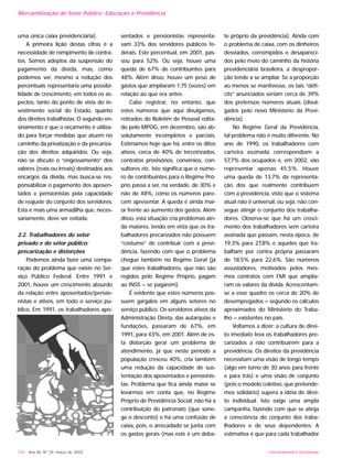UNIVERSIDADE E SOCIEDADE134 - Ano XII, Nº 29, março de 2003
uma única caixa previdenciária).
A primeira lição destas cifras é a
necessidade de rompimento de contra-
tos. Somos adeptos da suspensão do
pagamento da dívida, mas, como
podemos ver, mesmo a redução dos
percentuais representaria uma possibi-
lidade de crescimento, em todos os as-
pectos, tanto do ponto de vista do in-
vestimento social do Estado, quanto
dos direitos trabalhistas. O segundo en-
sinamento é que o orçamento é utiliza-
do para forçar medidas que atuem no
caminho da privatização e da precariza-
ção dos direitos adquiridos. Ou seja,
não se discute o “engessamento” dos
valores (reais ou irreais) destinados aos
encargos da dívida, mas busca-se res-
ponsabilizar o pagamento dos aposen-
tados e pensionistas pela capacidade
de reajuste do conjunto dos servidores.
Esta é mais uma armadilha que, neces-
sariamente, deve ser evitada.
2.2. Trabalhadores do setor
privado e do setor público:
precarização e distorções
Podemos ainda fazer uma compa-
ração do problema que existe no Ser-
viço Público Federal. Entre 1991 e
2001, houve um crescimento absurdo
da relação entre aposentados/pensio-
nistas e ativos, em todo o serviço pú-
blico. Em 1991, os trabalhadores apo-
sentados e pensionistas representa-
vam 33% dos servidores públicos fe-
derais. Este percentual, em 2001, pas-
sou para 52%. Ou seja, houve uma
queda de 67% de contribuintes para
48%. Além disso, houve um peso de
gastos que ampliaram 1,75 (vezes) em
relação ao que era antes.
Cabe registrar, no entanto, que
estes números que aqui divulgamos,
retirados do Boletim de Pessoal edita-
do pelo MPOG, em dezembro, são ab-
solutamente incompletos e parciais.
Estimamos hoje que há, entre os ditos
ativos, cerca de 40% de terceirizados,
contratos provisórios, convênios, con-
sultores etc. Isto significa que o núme-
ro de contribuintes para o Regime Pró-
prio passa a ser, na verdade, de 30% e
não de 48%, como os números pare-
cem apresentar. A queda é ainda mai-
or frente ao aumento dos gastos. Além
disso, esta situação cria problemas ain-
da maiores, tendo em vista que os tra-
balhadores precarizados não possuem
“costume” de contribuir com a previ-
dência, fazendo com que o problema
chegue também no Regime Geral (já
que estes trabalhadores, que não são
regidos pelo Regime Próprio, pagam
ao INSS – se pagarem).
É evidente que estes números pos-
suem gargalos em alguns setores no
serviço público. Os servidores ativos da
Administração Direta, das autarquias e
fundações, passaram de 67%, em
1991, para 43%, em 2001. Além de es-
ta distorção gerar um problema de
atendimento, já que neste período a
população cresceu 40%, cria também
uma redução da capacidade de sus-
tentação dos aposentados e pensionis-
tas. Problema que fica ainda maior se
levarmos em conta que, no Regime
Próprio de Previdência Social, não há a
contribuição do patronato (que sone-
ga o desconto) e há uma confusão de
caixa, pois, o arrecadado se junta com
os gastos gerais (mas este é um deba-
te próprio da previdência). Ainda com
o problema de caixa, com os dinheiros
desviados, corrompidos e desapareci-
dos pelo meio do caminho da história
previdenciária brasileira, a despropor-
ção tende a se ampliar. Se a proporção
ao menos se mantivesse, os tais “défi-
cits” anunciados seriam cerca de 39%
dos pretensos números atuais (divul-
gados pelo novo Ministério da Previ-
dência).
No Regime Geral da Previdência,
tal problema não é muito diferente. No
ano de 1990, os trabalhadores com
carteira assinada correspondiam a
57,7% dos ocupados e, em 2002, vão
representar apenas 45,5%. Houve
uma queda de 13,7% da representa-
ção dos que realmente contribuem
com a previdência, visto que o sistema
atual não é universal, ou seja, não con-
segue atingir o conjunto dos trabalha-
dores. Observa-se que há um cresci-
mento dos trabalhadores sem carteira
assinada que passam, nesta época, de
19,3% para 27,8% e aqueles que tra-
balham por contra própria passaram
de 18,5% para 22,6%. São números
assustadores, motivados pelos mes-
mos contratos com FMI que amplia-
ram os valores da dívida. Acrescentam-
se a esse quadro os cerca de 20% de
desempregados – segundo os cálculos
aproximados do Ministério do Traba-
lho – existentes no país.
Voltamos a dizer: a cultura de direi-
to imediato leva os trabalhadores pre-
carizados a não contribuírem para a
previdência. Os direitos da previdência
necessitam uma visão de longo tempo
(algo em torno de 30 anos para frente
e para trás) e uma visão de conjunto
(pois o modelo coletivo, que pretende-
mos solidário) supera a idéia de direi-
to individual. Isto exige uma ampla
campanha, fazendo com que se atinja
a consciência do conjunto dos traba-
lhadores e de seus dependentes. A
estimativa é que para cada trabalhador
Mercantilização do Setor Público: Educação e Previdência
 