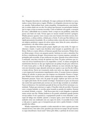12
tões. Ninguém discordou do combinado. Os cegos acabaram de distribuir os sacos,
malas e caixas cheios para a viagem. Wladas e os refugiados estavam em seus lugares, parados. Nada podiam fazer, senão atrapalhar. Acompanhavam a movimentação, as ordens dadas em voz alta. Por esforço que fizessem, era perturbador lembrar
que os cegos viviam na mesma escuridão. Como se habituar com aquilo, a sensação
de vazio, a dificuldade em se orientar. Vestir a roupa era um problema, andar dois
passos sem bater em nada. Viviam agora no mesmo mundo invisível e perigoso.
Wladas pensava quantas vezes cruzara com esses homens de óculos escuros, bengala branca, a cabeça estática, voltada para a frente. É certo que lhes dedicava um
rápido pensamento de piedade. Ah, se soubesse então, como eles iam se transformar
em mágicos protetores, capazes de salvar outros seres, feitos de carne, músculos e
pensamentos, e de olhos inúteis, iguais aos deles.
Como alpinistas, fizeram quatro grupos, ligados por uma corda. Os cegos conheciam o trajeto. A parte mais duvidosa seria transpor os quarteirões até a via
férrea. Pediu-se o maior silêncio, só falassem quando fosse necessário. Wladas ficou
no último grupo e levava um pequeno pacote. Sentiram no rosto a atmosfera fria
de fora e caminhavam devagar. Atravessaram ruas e viraram esquinas, sentindo-se
protegidos pela escuridão, já que confiavam nos guias. Quando nossa sobrevivência
é ameaçada, uma dura couraça de egoísmo nos toma. Os gritos anônimos que ouviam nas trevas transformavam-se em empecilhos a evitar. A coluna carregada de
mantimentos desviava-se dos que imploravam um pedaço de pão para sobreviver.
O vento trazia gritos e a fila de náufragos deslizava na mais estranha das fugas,
com seus timoneiros cegos. Quando sentiram nos sapatos o aço sem fim dos trilhos,
a tensão aliviou. Havia um cruzamento ainda com outra rua, depois eram pontes
e seria improvável encontrarem impedimentos sérios. O avanço tornou-se penoso,
tinham de calcular os passos para não tropeçar nos dormentes. Passava o tempo,
para Wladas eram muitas horas, embora sejam enganadoras essas impressões. Subitamente pararam. Vasco veio, de grupo em grupo, explicar que havia um trem
ou vagões pela frente. Ele foi sozinho investigar. Assentaram-se para um descanso
não muito bem aproveitado pois ouviam um som de algo arrastado ou arranhado.
Vasco se demorava. Um murmúrio passado de boca em boca fê-los recomeçar a caminhada. Tinham que contornar os vagões. O barulho vinha de um deles. Passavam
com o coração batendo, os ouvidos quase tocando as paredes de madeira. Homem
ou animal, fechado, a morrer. . . Tudo ficava para trás, os pés fatigados se agitando
numa correia sem fim. Wladas lembrou-se da grande caminhada quando prestou
serviço militar. O sol a queimá-lo, o equipamento pondo os ossos doloridos, a sensação de fadiga sem remédio. Quanto a invejava agora, nesse túnel de pesadelo,
andando como um condenado com seu capuz de morte. À escuridão levava toda
a vida para os sapatos, que se transportavam por entre a pedra britada e o limite
paralelo dos trilhos.
Wladas surpreendeu-se quando a corda amarrada no cinto o puxou para uma
estrada de terra. Sem saber como, percebeu que estavam no campo. De que maneira
os cegos descobriam o local exato? Talvez pelo olfato, o perfume de árvores como

 