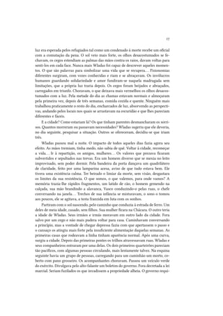 17
luz era esperada pelos refugiados tal como um condenado à morte recebe um oficial
com a comutação da pena. O sol veio mais forte, os olhos desacostumados se fechavam, os cegos estendiam as palmas das mãos contra os raios, davam voltas para
senti-los em cada face. Nunca mais Wladas foi capaz de descrever aqueles momentos. O que são palavras para simbolizar uma vida que se recupera. . . Fisionomias
diferentes surgiram, com vozes conhecidas e riam e se abraçavam. Os invólucros
humanos guardando solidariedade e amor fundiram-se naquela madrugada sem
limitações, que a própria luz traria depois. Os cegos foram beijados e abraçados,
carregados em triunfo. Choravam, o que deixava mais vermelhos os olhos desacostumados com a luz. Pela metade do dia as chamas estavam normais e almoçaram
pela primeira vez, depois de três semanas, comida cozida e quente. Ninguém mais
trabalhou praticamente o resto do dia, encharcados de luz, absorvendo as perspectivas, andando pelos locais nos quais se arrastavam na escuridão e que lhes pareciam
diferentes e fáceis.
E a cidade? Como estariam lá? Os que tinham parentes desmancharam os sorrisos. Quantos morreram ou passavam necessidades? Wladas sugeriu que ele deveria,
no dia seguinte, pesquisar a situação. Outros se ofereceram, decidiu-se que iriam
três.
Wladas passou mal a noite. O impacto de todos aqueles dias fazia agora seu
efeito. As mãos tremiam, tinha medo, não sabia de quê. Voltar à cidade, recomeçar
a vida. . . Ir à repartição, os amigos, mulheres. . . Os valores que prezava ficaram
subvertidos e sepultados nas trevas. Era um homem diverso que se mexia no leito
improvisado, sem poder dormir. Pela bandeira da porta dançava um quadrilátero
de claridade, feito por uma lamparina acesa, aviso de que tudo estava bem. Ele
tivera uma existência calma. Ter beirado o limiar da morte, sem visão, desgastara
os limites da sua resistência. O que somos, o que valemos, para onde vamos? A
memória trazia-lhe rápidos fragmentos, um latido de cão, o homem gemendo na
calçada, sua mão brandindo a alavanca, Vasco conduzindo-o pelas ruas, o chefe
conversando na janela. . . Trechos de sua infância se misturavam, o sono o tomou
aos poucos, ele se agitava, a testa franzida em luta com os sonhos.
Partiram com o sol nascendo, pelo caminho que conduzia à estrada de ferro. Um
deles de meia idade, casado, sem filhos. Sua mulher ficara na Chácara. O outro teria
a idade de Wladas. Seus irmãos e irmãs moravam em outro lado da cidade. Fora
salvo por um cego e não mais pudera voltar para casa. Caminhavam conversando
a princípio, mas a vontade de chegar depressa fazia com que apertassem o passo e
o cansaço os atingiu mais forte pela insuficiente alimentação daquelas semanas. As
primeiras casas que rodeavam a linha tinham aparência normal. Após uma curva,
surgiu a cidade. Depois das primeiras pontes os trilhos atravessavam ruas. Wladas e
seus companheiros entraram por uma delas. Os dois primeiros quarteirões pareciam
tão pacíficos, com algumas pessoas circulando, mais lentamente talvez. Na esquina
seguinte havia um grupo de pessoas, carregando para um caminhão um morto, coberto com pano grosseiro. Os acompanhantes choravam. Passou um veículo verde
do exército. Divulgava pelo alto-falante um boletim do governo. Fora decretada a lei
marcial. Seriam fuzilados os que invadissem a propriedade alheia. O governo requi-

 