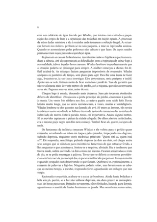 6
com um caldeirão de água trazido por Wladas, que iniciou com cuidado a preparação dos copos de leite e a separação das bolachas em rações iguais. A procissão
de mãos dadas reiniciou a ida à cozinha onde tomaram a refeição frugal. As crianças batiam nos móveis, perdiam-se na sala pequena, a mãe os repreendia ansiosa.
Quando se acomodaram pelas poltronas não sabiam o que fazer. Os copos usados
permaneceram sujos para não esperdiçar água.
Repisaram as causas do fenômeno, inventando razões e hipóteses que transcendiam a ciência. Até ali suportavam as dificuldades com a esperança de voltar logo à
normalidade, talvez àquelas horas mesmo. Wladas lembrou imprudentemente que
a situação poderia se prolongar para sempre. A mulher começou a chorar, foi difícil acalmá-la. As crianças faziam perguntas impossíveis de responder. Wladas
apalpava os ponteiros do tempo, sem plano para agir. Deu-lhe uma ânsia de fazer
algo, levantou-se, ia sair para investigar. Eles protestaram, seria perigoso e inútil.
Apoiavam-se nele, tinham medo de ficar sozinhos e perdê-lo. Teve de garantir que
não se afastaria mais de vinte metros do prédio, até a esquina, que não atravessaria
a rua etc. Pegaram em sua mão, antes de sair.
Chegou logo à escada, descendo mais depressa. Seus pés tocavam obstáculos
difíceis de identificar. Ultrapassou a porta principal do prédio, encostado à parede,
à escuta. Um vento frio sibilava nos fios, arrastava papéis com ruído fofo. Havia
latidos muito longe, que às vezes recrudesciam, e vozes, muitas e ininteligíveis.
Wladas lembrou-se dos passeios na fazenda do avô. Só entre as árvores, ele ouvira
também o vento sacudindo as folhas e trazendo restos de conversas das casinhas de
outro lado do morro. Estava parado, tenso, em expectativa. Andou alguns metros.
Só os ouvidos captavam o pulsar da cidade afogada. De olhos abertos ou fechados,
era o mesmo poço negro sem fim nem começo. Terrível ficar ali, quieto, à espera de
nada.
Os fantasmas da infância cercaram Wladas e ele voltou para o prédio quase
correndo, arranhando as mãos em toques pelas paredes, tropeçando nos degraus,
subindo depressa, enquanto vozes medrosas gritavam: “Quem está aí, quem está
aí?”. Ele respondia, sem fôlego, pulando degraus de dois em dois, até chegar entre
seus amigos que se colidiam para encontrá-lo, temerosos de que estivesse ferido, a
lhe perguntar o que acontecera. Sentou-se e respirou, aliviado. Riu e confessou que
tivera medo, subira correndo. Lá fora estava no mesmo. Ficaram encerrados o resto
do dia, se se podia empregar a palavra. Tornavam-se difíceis as menores providências sem luz e servia para ocupá-los, o que era melhor do que pensar. Falavam muito
e quando ocupados iam descrevendo o que faziam. Quebrava-se, eventualmente, a
corrente de palavras a ligá-los. Ninguém poderia saber, mas levantavam as cabeças ao mesmo tempo, a escutar, respirando forte, aguardando um milagre que não
surgia.
Racionada e repartida, acabara-se a caixa de bombons. Ainda havia bolachas e
leite em pó, porém, se a luz não voltasse depressa, era duro prever as conseqüências. As horas passavam. Deitados novamente, olhos fechados, lutando para dormir,
aguardavam a manhã de frestas luminosas na janela. Mas acordaram como antes,

 