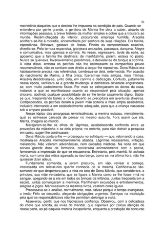 36
matrimônio daqueles que o destino lhe impusera na condição de pais. Quando se
entendera por gente grande, a genitora de Marina lhe dera a saber, através de
informações pessoais, a breve história da mulher simples e pobre que a trouxera ao
mundo. Recém-chegada do interior, procurando emprego humilde, Aracélia
acolhera-se-lhe à moradia, encaminhada por senhora de suas relações. Era bonita,
espontânea. Brincava, gostava de festas. Findos os compromissos caseiros,
divertia-se. Pela ternura expansiva, granjeara amizades, passeava, dançava. Alegre
e comunicativa, mas operosa e correta. As vezes, regressava, tarde da noite, ao
aposento que a família lhe destinara; de manhãzinha, porém, estava no posto.
Nunca se queixava. Invariavelmente prestimosa, a desvelar-se do tanque à cozinha.
A vista disso, embora os patrões não lhe estimassem as companhias pouco
recomendáveis, não se sentiam com direito a lançar-lhe reproches. Dona Márcia era
habitualmente precisa nas referências. Lembrava-se dela, enternecida. Por ocasião
do nascimento de Marina, a filha única, fizeram-se mais amigas, mais íntimas.
Aracélia desdobrara-se, junto dela, em carinho e dedicação. Contudo, justamente
nessa época, verificara-se a grande mudança. A doméstica devotada engravidara-
se, com muito padecimento físico. Por mais se esforçassem os donos da casa,
instando a que se manifestasse quanto ao responsável pela situação, apenas
chorava, abolindo qualquer possibilidade de se lhe tentar casamento digno. Sabia-
se que, freqüentando bailes a rodo, decerto se precipitara em aventuras diversas.
Compadecidos, os patrões deram à jovem mãe solteira a mais ampla assistência,
inclusive internando-a em estabelecimento adequado, para que a criança nascesse
sob o amparo possível.
     Nesse tópico das amargosas reminiscências, a menina estacou, mentalmente,
qual se estivesse cansada de pensar no mesmo assunto. Fora assim que ela,
Marita, chegara ao mundo.
     Marejaram-se-lhe os olhos de lágrimas, estabelecendo confronto entre as
provações da mãezinha e as dela própria; no entanto, para não distrair a pesquisa
em curso, sugeri-lhe continuasse.
    Dona Márcia contara-lhe — prosseguiu no solilóquio — que, retornando a casa,
mostrara-se Aracélia irremediavelmente abatida. Lágrimas incessantes, irritação,
melancolia. Não valeram advertências, nem cuidados médicos. Na noite em que
sorveu grande dose de formicida, conversara animadamente com a patroa,
fornecendo a impressão de que se recuperava. Entretanto, pela manhã, foi achada
morta, com uma das mãos agarrada ao seu berço, como se, na última hora, não lhe
quisesse dizer adeus.
    Fundamente comovida, a jovem procurou, em vão, revisar o começo,
interessada em relatar-nos quanto conhecia de si mesma. Certificava-se tão-
somente de que despertara para a vida no colo de Dona Márcia, que considerara, a
principio, sua mãe verdadeira, que se ligava a Marina como se lhe fosse irmã no
sangue, apegando-se a ela em todos os brincos da infância. Juntas freqüentaram a
escola, juntas comungaram a meninice. Partilhavam excursões e entretenimentos,
alegrias e jogos. Manuseavam os mesmos livros, vestiam cores iguais.
    Processava-se a análise, normalmente, mas, talvez porque o tempo avançasse,
o irmão Félix se despediu, alegando obrigações urgentes. Serviços na instituição
pela qual se responsabilizava não lhe permitiam delongar a visita.
    Asseverou, gentil, que nos hipotecava confiança. Observou, com a delicadeza
do chefe que solicita, ao invés de mandar, que esperava por zelosa atenção de
nossa parte, ao pé daquela menina inexperiente, enquanto a prestação de concurso
 