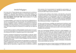 202
Unidad Pedagógica
En el marco de las “Pautas federales para el mejoramiento de la enseñanza y
el aprendizaje y las trayectorias escolares en el nivel inicial, primario y mo-
dalidades, y su regulación” (Anexo Resolución 174 del CFE), aprobadas por
el Consejo Federal de Educacióny pautas provinciales (Resoluciones N° 681-
DGE -12,N° 444DGE -13 y N° 1155 – DGE – 16) se considera a 1° y 2° grado
como Unidad Pedagógica.
La unidad pedagógica, como espacio de construcción de la alfabetización ini-
cial que no se circunscribe a un solo año escolar, está constituida por dos tra-
mos con complejidad creciente, e integrados en un conjunto de condiciones
pedagógico-didácticas continuas. Procesos de alfabetización que comienzan
a formalizarse en el Nivel Inicial y que se articulan y fortalecen en el Nivel Pri-
mario. Este modo de organizar la enseñanza es un desafío que nos exige más
a todos.
La continuidad que implica la unidad pedagógica requiere pensar en lo priori-
tario que es el aprendizaje de los niños/as, la construcción del conocimiento
y la constitución de ellos en “ciudadanos plenos de la cultura letrada”.
En efecto, contempla el tratamiento de los aprendizajes, su selección, organi-
zación, secuenciación y complejización, a fin de mejorar la experiencia educa-
tiva y por ende fortalecer las trayectorias completas, continuas y relevantes.
En la Resolución N°444/13 DGE la Unidad Pedagógica está determinada por
un proceso de dos años.
Esto implica que el proceso de enseñanza y de aprendizaje es un continuo que
modifica la organización institucional en la consideración de los tiempos para
lograr la alfabetización inicial. No es sinónimo de no repitencia, ni tampoco
significa bajar las expectativas y exigencias sobre el rendimiento académico
de los alumnos. Es el reconocimiento de la igualdad de oportunidades y la
confianza pedagógica, ampliando el tiempo educativo por sobre el calendario
escolar para darle el lugar al proceso educativo.
Es prioritario poder establecer cómo empieza cada niño/niña su año escolar
y a partir de ello, pensar cuáles son los avances que podría realizar. Todos los
estudiantes progresan en sus aprendizajes, y por eso es fundamental mirar
constantemente cómo lo hacen. Planificar el trabajo en la unidad pedagógica
nos desafía a pensar y plasmar en el quehacer diario instancias significativas
que aseguren el desarrollo de los procesos en los seis trimestres que permi-
tirán la promoción al finalizar el segundo tramo.
Se trata no sólo de pensar y posibilitar más tiempo para la enseñanza y para
los aprendizajes que garanticen la alfabetización inicial: la plena apropiación
del lenguaje escrito, tanto para leer y escribir, hablar y escuchar; sino también
de proporcionar condiciones mínimas para acceder a otros campos distintos y
complejos del conocimiento.
Cada uno de aprendizajes detallados al final de la unidad pedagógica o en
cada tramo es la expresión de una construcción singular por parte de cada
sujeto que requiere ser promovida mediante múltiples situaciones e inter-
vencionesde enseñanza por parte de los docentes. En efecto, para que los
estudiantes se apropien de los aprendizajes y adquieran las capacidades de
acuerdo con lo aquí planteado, es necesario que los docentes, de manera
sistemática y continua, les ofrezcan múltiples y variadas situaciones de ense-
ñanza, y hayan generado situaciones de evaluación durante el proceso, ayu-
dando a los estudiantes a identificar sus logros y dificultades y brindándoles
nuevas oportunidades para aprender.
Las formulaciones que aquí se incluyen expresan aprendizajes que se espera
puedan lograrse a lo largo de la unidad pedagógica y en cada tramo de la mis-
 