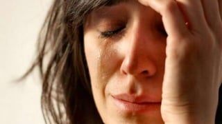 Terminei o curso da Alura, e comecei a
pensar na apostila. Como vou ensinar isto
para os meus alunos?
#pracegover: meme de uma mulher com a
mão no rosto e escorrendo uma lágrima com
feição de leve sofrimento
 