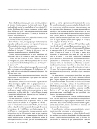 AVALIAÇÃO DO ÂNGULO POPLÍTEO EM JOELHOS DE ADOLESCENTES ASSINTOMÁTICOS




   Com relação à dominância, em nossa amostra, o número                  porário se corrija espontaneamente na maioria dos casos.
de sinistros é muito pequeno (3,6%), sendo menor do que                  No sexo feminino, talvez, essas variações do ângulo poplí-
sua freqüência normal na população geral (ao redor de 5%).               teo ocorram em uma fase um pouco mais precoce do que
Assim, decidimos não levar em conta essa variável; além                  no sexo masculino, da mesma forma que a maturação es-
disso, Malheiros et al(12) não encontraram diferença esta-               quelética. Isso explicaria também observarmos, no sexo
tisticamente significante entre 522 crianças destras e 66                feminino, o mesmo padrão de aumento do ângulo poplíteo
sinistras com relação ao AP.                                             com a idade, porém de forma gradativa, havendo uma di-
   Com relação à atividade física, apenas excluímos de nos-              ferença estatisticamente significante entre os valores mé-
sa amostra os atletas de alto nível.                                     dios do ângulo poplíteo apenas entre o grupo de 10 até 13
   Com relação à etnia, nossa população é altamente mis-                 anos e o grupo de 18 até 20 anos.
cigenada, sendo assim, a nosso ver, impossível fazer uma                    O estudo de Jozwiak et al(13), em 920 indivíduos saudá-
diferenciação criteriosa em nossa amostra.                               veis, de três até 19 anos de idade, encontrou valores limi-
   Nossos resultados são de difícil comparação com alguns                tes do ângulo poplíteo (medido pela técnica de Bleck) para
trabalhos da literatura(2,3,4) devido às diferenças entre as             o sexo masculino de 40º entre três e cinco anos, 50º entre
amostras, principalmente com relação à idade.                            seis e 15 anos e 40º entre 16 e 19 anos; e, para o sexo
   Nossos resultados mostraram, no sexo masculino, mé-                   feminino, 30º entre três e cinco anos, 45º entre seis e 14
dia de 157º dos 10 até 13 anos de idade, 155º dos 14 até os              anos e 30º entre 15 e 19 anos. Esses dados corroboram
17 anos e 160º dos 18 até os 20 anos. E no sexo feminino,                nossa observação. Seus resultados mostram haver diminui-
163º no primeiro grupo, 165º no segundo e 167º no tercei-                ção natural no comprimento dos isquiotibiais, um pouco
ro. Esses valores são bastante próximos aos de Vernieri(1) e             antes do estirão de crescimento da puberdade. Essa dimi-
de Kuo et al(16).                                                        nuição ocorreu, no sexo masculino, na faixa etária dos seis
   Com relação aos lados direito e esquerdo, nossos resul-               até os 15 anos, enquanto que, no feminino, dos seis até os
tados mostraram-se semelhantes aos de Malheiros et al(12),               14 anos. De forma semelhante ao que observamos, esse
não tendo sido encontrada diferença estatisticamente sig-                encurtamento sofre correção espontânea com o aumento
nificante entre eles.                                                    da idade.
   Em nossa amostra encontramos comprimento maior dos                       Em nossa amostra, composta por indivíduos sem quais-
isquiotibiais no sexo feminino, o que parece ser um con-                 quer queixas relacionadas aos joelhos, obtivemos valores
senso na literatura(1,5,12,13,16).                                       para o ângulo poplíteo que variaram de um mínimo de 120º
   Encontramos diferença estatisticamente significante nos               a um máximo de 180º. Esses dados levam-nos a concordar
valores do ângulo poplíteo entre os grupos etários de 14                 com Forlin et al(5) em que a retração da musculatura isquio-
até 17 anos e 18 até 20 anos no sexo masculino e nos gru-                tibial não está relacionada de maneira constante à dor an-
pos de 10 até 13 anos e 18 até 20 anos no sexo feminino,                 terior do joelho. Levam-nos também a concordar com Ma-
sendo que o ângulo poplíteo, em nossa amostra, se apre-                  lheiros et al (12) em que a medida do ângulo poplíteo
sentou maior na faixa etária dos 18 até os 20 anos, levando              apresenta grande variabilidade, não nos permitindo esta-
a uma observação diferente daquela feita por Forlin et al(5)             belecer um valor de normalidade.
e depois por Malheiros et al(12).                                           Com relação ao estudo da variação do ângulo poplíteo
   Se buscarmos uma explicação para essa aparente con-                   com o pé em dorsiflexão, encontramos um comportamen-
tradição, verificaremos que, no primeiro estudo, a idade                 to semelhante ao do ângulo poplíteo medido com o pé em
variava de seis até 15 anos e, no segundo, de sete até 13                abandono. Não houve diferença estatisticamente signifi-
anos. Se observarmos os nossos resultados, no sexo mas-                  cante entre os lados, no sexo masculino ou feminino, em
culino, o ângulo poplíteo apresenta diminuição de seus va-               nenhuma das faixas etárias.
lores no grupo de 10 até 13 anos em relação ao grupo de 14                  O sexo feminino continuou apresentando maior compri-
até 17 anos e, a partir de então, passa a aumentar. Assim,               mento muscular em relação ao sexo masculino.
se considerarmos as faixas etárias, pode ser que essa con-                  Porém, quando comparamos os valores do ângulo poplí-
tradição de resultados não exista e que essa diminuição do               teo medido com o pé em dorsiflexão, não observamos di-
ângulo poplíteo possa ter alguma relação com a fase de                   ferença estatisticamente significante entre as diversas fai-
maturação esquelética e, ainda, que esse encurtamento tem-               xas etárias, ao contrário do que aconteceu com a medida
Rev Bras Ortop _ Vol. 37, Nº 10 – Outubro, 2002                                                                                  465
 