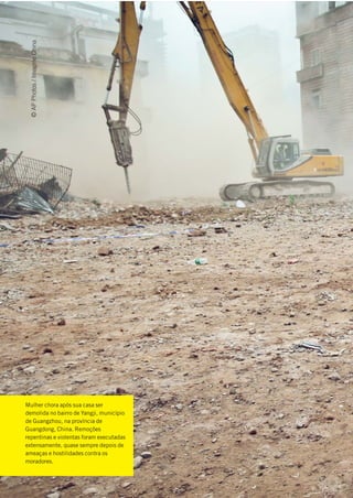 Mulher chora após sua casa ser
demolida no bairro de Yangji, município
de Guangzhou, na província de
Guangdong, China. Rem...