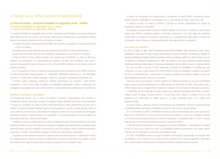17. Benefícios concedidos a empregados                                                                                  A relação das contribuições entre patrocinadores e participantes do Plano PETROS, considerando apenas
                                                                                                                      aquelas atribuíveis à PETROBRAS e suas subsidiárias, em 31 de dezembro de 2005 e 2004 foi de 1,00.
(a) Plano de Pensão - Fundação PETROBRAS de Seguridade Social – PETROS                                                  A avaliação do plano de custeio da PETROS é procedida por atuários independentes, em regime de
A Fundação PETROBRAS de Seguridade Social – PETROS                                                                    capitalização, adotado em caráter geral.
e o plano de benefícios em vigor (Plano PETROS)                                                                         Na apuração de eventual déficit no plano de benefício definido, de acordo com o método de custeio atuarial
A Fundação PETROBRAS de Seguridade Social - PETROS, constituída pela PETROBRAS, é uma pessoa jurídica de              utilizado pela PETROS, a legislação brasileira, na Emenda Constitucional n° 20, sobre planos de previdência
direito privado, de fins não lucrativos, com autonomia administrativa e financeira que, na qualidade de entidade      complementar de empresas de economia mista prevê que o equacionamento deste déficit, via ajuste nas
fechada de previdência complementar, tem por objetivos primordiais:                                                   contribuições normais, deverá ser custeado paritariamente entre patrocinadoras e participantes.
   (i) Instituir, administrar e executar planos de benefícios das empresas ou entidades com as quais tiver firmado
      convênio de adesão;                                                                                             Novo plano de benefícios
  (ii) prestar serviços de administração e execução de planos de benefícios de natureza previdenciária; e             Em 2001, foi criado um plano misto de previdência denominado PETROBRAS VIDA, destinado aos atuais e novos
  (iii) promover o bem-estar social dos seus participantes, especialmente no que concerne à previdência.              empregados, o qual porém foi suspenso desde aquele exercício, em virtude de liminares concedidas em mandado de
  O Plano PETROS é do tipo benefício definido e foi instituído pela PETROBRAS, em julho de 1970, para                 segurança impetrado por entidades sindicais cujo mérito da ação teve a sentença proferida em 2004, tornando nulo o ato
assegurar aos participantes uma suplementação do benefício concedido pela Previdência Social. Após o                  do Secretário de Previdência Complementar do MPAS que aprovara o novo plano, declarando inválidas eventuais
processo de separação de massas concluído em 2001, o Plano PETROS transformou-se em diversos planos de                alterações promovidas no Plano Petros, com base naquela aprovação. O processo está em recurso, em segunda instância.
benefícios definidos.                                                                                                   Em junho de 2005, a Juíza da 7ª VF/RJ, determinou a intimação da PETROBRAS e da PETROS para que
  Em 31 de dezembro, de 2005, as seguintes empresas patrocinadoras pertenciam ao Plano PETROS no âmbito               “comprovem nos autos o aporte patronal ao PLANO PETROS de todos os empregados contratados após agosto
do Sistema PETROBRAS: Petróleo Brasileiro S.A. - PETROBRAS, PETROBRAS Distribuidora S.A. - BR, PETROBRAS              de 2002, ou alternativamente, a compensação dos prejuízos, apontados nos balanços contábeis, sob pena de
Química S.A. - PETROQUISA, e Alberto Pasqualini - REFAP S.A., controlada da Downstream Participações Ltda.            responsabilidade pecuniária, multa dia, a ser arbitrada”.
  A PETROS recebe contribuições mensais das empresas patrocinadoras que compõem o Plano PETROS                          Diante dos termos dessa decisão, a PETROS ingressou com petição informando em Juízo que a PETROBRAS
equivalentes a 12,93% sobre a folha de salários dos empregados participantes do plano e contribuições dos             realizou aporte “a título de equacionamento do déficit apurado no fechamento do Plano”. Nessa mesma data, a
empregados e aposentados, bem como aufere rendimentos pela aplicação dessas contribuições em investimentos.           PETROS interpôs recurso de Agravo Retido requerendo a retratação da Juíza diante das informações que prestou.
                                                                                                                        A PETROBRAS, quanto à realização de aporte, reportou-se às informações prestadas pela PETROS e, também,
Benefícios concedidos a empregados                                                                                    interpôs recurso de Agravo, buscando reverter os termos dessa última decisão. O Sindicato autor da ação
Os compromissos atuariais com os planos de benefícios de pensão e aposentadoria, como também os                       apresentou suas contra-razões ao referido recurso e os autos, atualmente, estão com o Relator para
compromissos atuariais relacionados ao plano de assistência médica, detalhado mais adiante, são provisionados         despacho/decisão.
no balanço da Companhia, com base em cálculo atuarial elaborado por atuário independente, de acordo com o               Na ação de origem, a Advocacia Geral da União apresentou sua manifestação, o processo foi depois remetido
método da unidade de crédito projetada, líquido dos ativos garantidores do plano, quando aplicável, sendo os          ao Ministério Público para ciência e, atualmente, encontra-se concluso com o Juiz para decisão.
custos referentes ao aumento do valor presente da obrigação resultante do serviço prestado pelo empregado               Em 31 de dezembro de 2005, a PETROBRAS mantinha um saldo de adiantamento para o plano de pensão no
reconhecidos durante o período laborativo dos empregados. Os ativos garantidores do plano de pensão são               valor de R$ 1.205.358 (R$ 1.217.612 em 2004). Os impactos da adesão e o custo com os benefícios previstos
apresentados reduzindo o passivo atuarial líquido.                                                                    no novo plano serão avaliados conforme os conceitos estabelecidos na Deliberação CVM nº 371/00 e somente
  O método da unidade de crédito projetada considera cada período de serviço como fato gerador de uma unidade         serão apurados e reconhecidos contabilmente quando a questão for definida.
adicional de benefício, que são acumuladas para o cômputo da obrigação final. Adicionalmente, são utilizadas outras     O Plano PETROS está fechado aos novos empregados do sistema PETROBRAS e a Companhia fez um seguro
premissas atuariais, tais como estimativa da evolução dos custos com assistência médica, hipóteses biométricas e      de vida em grupo para cobertura de todos os empregados admitidos posteriormente. Este seguro vigorará
econômicas e, também, dados históricos de gastos incorridos e de contribuição dos empregados.                         enquanto não for implantado um novo plano de previdência privada.
  Os ganhos e perdas atuariais decorrentes das diferenças entre as premissas atuariais e o efetivamente ocorrido        Em 2003, a PETROBRAS constituiu um grupo de trabalho onde participam representantes da Federação Única
são, respectivamente, incluídos ou excluídos na determinação do passivo atuarial líquido. Esses ganhos e perdas       dos Petroleiros – FUP e sindicatos, com o objetivo de fazer avaliações técnicas, elaborar diagnósticos e alternativas
são amortizados ao longo do período médio de serviço remanescente dos empregados ativos.                              para o aprimoramento e fortalecimento do modelo de previdência complementar da Companhia.



90    PETR OBRA S       AnÁlise Financeira e Demonstrações contábeis                   2005                                                PETR OBRA S      AnÁlise Financeira e Demonstrações contábeis                       2005     91
 
