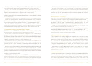 O modelo de quantificação de riscos utilizado (conhecido por Cash Flow at Risk ou CFaR) considera as variações dos           Os resultados gerados pelos instrumentos financeiros derivativos são registrados no período em resultados financeiros.
fatores mais significativos para a geração de caixa: preços, quantidades (produção e mercados), câmbio e juros.                Para o período de janeiro a dezembro de 2005 a PETROBRAS Energia S.A. - PESA teve volumes de petróleo cobertos
  Os saldos de caixa são projetados para uma infinidade de cenários dos principais fatores de risco, utilizando o            de 7.300 mil barris. Esses instrumentos de hedge produziram uma perda equivalente a R$ 628.295 (US$ 268.4 milhões).
processo de Simulação de Monte Carlo. A partir daí, identifica-se o saldo de caixa estimado para o grau de confiança           As operações mencionadas expõem a PETROBRAS Participaciones S.A.- PESA a um risco de crédito, o qual são
pretendido e avaliam-se os períodos em que o caixa pode ficar abaixo do mínimo adequado.                                     minimizados, entre outros, pela utilização de acordos cobrança e pagamentos antecipadas pelas mencionadas
  Dentre as várias alternativas que podem ser utilizadas para preservar o saldo mínimo de caixa preestabelecido              operações e pela compensação de cobranças e pagamentos.
encontram-se, por exemplo, transações com derivativos, captações adicionais de recursos e otimização da distribuição
dos prazos dos desembolsos.                                                                                                  (b) Gerenciamento de riscos cambiais
  As projeções econômico-financeiras são anualmente atualizadas durante o processo de revisão do planejamento estratégico.   No ano 2000 a PETROBRAS contratou operações de hedge, para cobertura de Notes emitidos no exterior em Lira italiana
  Operações com instrumentos derivativos não estão associadas exclusivamente aos processos acima descritos.                  e Xelim austríaco, buscando limitar sua exposição à valorização dessas moedas em relação ao dólar norte-americano.
Conforme descrito, a filosofia de riscos está apoiada na robustez de alguns fundamentos da organização, onde                   As operações de hedge contratadas são denominadas Zero Cost Collar de compra e venda de opções, sem custo inicial,
derivativos são importantes instrumentos na proteção de transações e na compatibilização de ativos e passivos.               que estabelecem um piso e um teto para a variação de uma moeda em relação à outra, limitando a perda com a
  As exposições específicas das aplicações financeiras de tesouraria são avaliadas por um sistema de valor em risco          desvalorização do dólar norte-americano, enquanto permite aproveitar alguma parte da valorização da moeda americana.
tradicional (VaR) e os resultados econômicos dos projetos de investimento, em alguns casos específicos, são analisados por     Os hedges dos empréstimos em Lira italiana e Xelim austríaco foram contratados tendo como referência o EURO,
modelos de avaliação de riscos apropriados para cada segmento de negócio, utilizando a Simulação de Monte Carlo.             porque as duas moedas só circularam até o dia 28 de fevereiro de 2002.
                                                                                                                               A transação relacionada ao empréstimo em Xelim encerrou-se em dezembro de 2004. A operação de hedge da dívida
(a) Gerenciamento de riscos de mercado de petróleo e derivados                                                               em Lira Italiana tinha valor de mercado positivo para a PETROBRAS de R$ 24.337 em 31 de dezembro de 2005.
Como todos os seus pares, a PETROBRAS está sujeita à volatilidade dos preços internacionais do mercado de energia              O valor justo de mercado dos derivativos é calculado com base em práticas usuais de mercado, usando os valores
(principalmente petróleo), que pode afetar materialmente a geração de caixa da Companhia.                                    de fechamento no período considerado das cotações subjacentes relevantes.
  Seguindo a premissa de considerar apenas a exposição liquida consolidada do risco de preço de petróleo e derivados,
as operações com derivativos, em geral, se limitam a proteger o resultado de transações específicas de curto prazo (até      (c) Gerenciamento de risco de taxa de juros
seis meses). Nesses hedges são utilizados contratos futuros, swaps e opções. Essas operações estão sempre atreladas às       O risco da taxa de juros a que a Companhia está exposta é em função de sua dívida de longo prazo e, em menor
realizadas no mercado físico. Ou seja: são operações de hedge (não especulativas), nas quais as variações positivas ou       escala, de curto prazo. A dívida a taxas de juros flutuantes de moeda estrangeira está sujeita, principalmente, à
negativas são compensadas total ou parcialmente por resultado oposto na posição física.                                      flutuação da Libor e a dívida a taxas de juros flutuantes expressa em reais está sujeita, principalmente, à flutuação da
  No período de janeiro a dezembro de 2005 foram efetuadas operações de hedge para 23,30% do volume total                    taxa de juros de longo prazo (TJLP), divulgada pelo Banco Central do Brasil. A Companhia atualmente não utiliza
comercializado (importação e exportação). Em 31 de dezembro de 2005, as posições em aberto de mercado futuro,                instrumentos financeiros derivativos para gerenciar sua exposição às flutuações das taxas de juros. A única exceção é
comparadas com o valor de mercado, apresentariam um resultado negativo de, aproximadamente, R$ 1.500, caso                   a sua controlada indireta PETROBRAS Energia S.A. – PESA, que utiliza diversos instrumentos financeiros derivativos
fossem liquidadas naquela ocasião.                                                                                           com a finalidade de reduzir certas exposições associadas à volatilidade das taxas de juros.
  Atendendo a condições de negócios específicos, realizamos excepcionalmente uma operação de hedge de longo                    Até julho de 2005 a PESA manteve vigente contrato de cobertura de risco de taxa, que tinha como finalidade
prazo, ainda ativo, envolvendo a venda de opções de venda de 52 milhões de barris de petróleo WTI, no período de             administrar o risco de volatilidade da taxa de juros Libor implícita na obrigação negociável – Classe C, fixando a
2004 a 2007. Essa operação visa a estabelecer uma proteção de preço para essa quantidade de petróleo, de forma               respectiva taxa de juros em 7,93% a.a.
a garantir aos financiadores do Projeto Barracuda/Caratinga uma margem mínima para cobertura do serviço da dívida.
Em 31 de dezembro de 2005 essa operação, se liquidada a valor de mercado, representaria resultado positivo                   d) Instrumentos derivativos
equivalente a R$ 68.200 proveniente dos prêmios.                                                                             A Companhia utiliza instrumentos derivativos e não-derivativos para implementar sua estratégia global de gerenciamento
  A PETROBRAS Energia S.A - PESA., controlada indireta da PETROBRAS, como produtora de petróleo cru, está                    de riscos. Ao usá-los, entretanto, expõe-se a riscos de crédito e de mercado. Riscos de crédito consistem no não
exposta ao correspondente risco de preço. Nesta condição, recorre a diversos instrumentos financeiros derivativos para       cumprimento dos termos do contrato derivativo por uma contraparte. Riscos de mercado representam o efeito adverso
mitigar a sua exposição ao risco. Estes instrumentos tomam como referência o preço do West Texas Intermediate                sobre o valor de um instrumento financeiro, que resulta de uma alteração nas taxas de juros, nas taxas cambiais ou nos
(WTI), que é utilizado, principalmente, para determinar os preços de venda no mercado físico.                                preços das mercadorias. A Companhia monitora os riscos de crédito, limitando as contrapartidas a instrumentos financeiros



112    PETR OBRA S      AnÁlise Financeira e Demonstrações contábeis                       2005                                                     PETR OBRA S      AnÁlise Financeira e Demonstrações contábeis                       2005      113
 