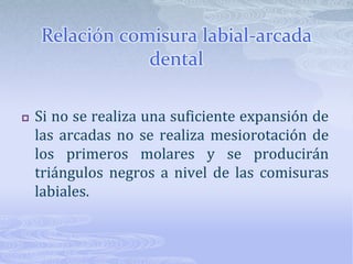 Los factores que se deben tener en cuenta son:Centro del labio superior: el centro del arco de cupido y el filtrum superior deben estar coincidentes con la línea media facial, puede servir de referencia para alinear la línea media dental. En px con asimetría labial es difícil conseguir este alineamiento se le debe advertir al px.