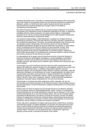 127
contextos de pràctica motriu. Tanmateix, es desenvolupa el pensament crític envers el lloc
que ocupa l’esport en les societats actuals, així com les seves implicacions econòmiques,
polítiques, socials i en l’àmbit de la salut, prestant especial atenció a les conductes
discriminatòries de qualsevol tipologia que es puguin donar en les diferents
manifestacions fisicoesportives.
Els criteris d’avaluació són el referent per dur a terme el procés d’avaluació, en concretar
el progressiu grau d’assoliment de les competències específiques de l’àrea. La relació que
s’estableix entre els criteris d’avaluació i els sabers permet integrar i contextualitzar
l’avaluació en el si de les situacions d’aprenentatge que es vagin plantejant al llarg de les
diferents unitats didàctiques o projectes de l’etapa.
Les situacions d’aprenentatge, unitats didàctiques o projectes han d’integrar de forma
planificada la priorització i formulació dels elements curriculars orientats a l’assoliment de
les competències específiques. Tanmateix, les activitats plantejades s’han d’articular amb
una tipologia variada i intencionada i amb elements plurals com són les diferents
estratègies organitzatives de gestió de grup que afavoreixin l’autoestima, un clima afectiu
d’aula i la participació de tot l’alumnat, atenent a la seva diversitat i inclusió. Serà
igualment important tenir en compte la regulació dels processos comunicatius, el
desenvolupament de les relacions interpersonals, la conversió d’espais i materials en
oportunitats d’aprenentatge o la transferència de coneixement adquirit a d’altres contextos
que permetin comprovar el valor del que s’ha après.
La materialització de tot aquest conjunt d’intencions es pot fer a través de l’aplicació o
hibridació de diferents metodologies, estratègies i/o models pedagògics consolidats o
emergents. Aquests s’han de seleccionar en funció dels objectius, del context, de la
tipologia d’alumnat, dels sabers que es mobilitzen, però, sobretot, tenint clar per què i per
a què s’utilitzen.
La tecnologia, que sovint contribueix al fet que l’alumnat mostri comportaments cada
vegada més sedentaris, sobretot vinculats a l’ús de pantalles, també pot ser una eina molt
útil al servei de l’educació física. La utilització responsable d’aparells, recursos i
aplicacions digitals, com ara dispositius mòbils, polseres d’activitat, pulsímetres, codis QR,
aplicacions orientades a la monitorització de la salut, de geolocalització, de realitat virtual
o augmentada, entre altres, pot proporcionar un seguit de beneficis. Per exemple, pot
estimular la motivació i la participació, reforçar i avaluar els aprenentatges, afavorir la
reflexió, difondre i donar valor a pràctiques, registrar i recollir evidències quantitatives i
qualitatives d’activitats físiques realitzades dins i fora del centre educatiu.
D’altra banda, la vinculació amb altres matèries és evident i plausible. Per això, és
recomanable que el desenvolupament de les diferents situacions d’aprenentatge atengui a
aquesta particularitat i incorpori enfocaments i projectes interdisciplinars en la mesura que
sigui possible.
Podem trobar cinc blocs de sabers que han de desenvolupar-se en diferents contextos
per tal de generar situacions d’aprenentatge globals, riques i variades. A conseqüència
d’aquest plantejament, les unitats didàctiques o projectes que es dissenyin no han d’estar
centrats exclusivament en un únic bloc de sabers bàsics, sinó que han d’integrar sabers
procedents de diferents blocs. Per afavorir el procés de concreció curricular, els sabers
inclosos en aquests blocs recullen els continguts bàsics a desenvolupar sense descriure
pràctiques o manifestacions concretes i es deixa a criteri del professorat, en funció de la
coherència i del seu context, la manera com es portin a la pràctica.
Al bloc vida activa i saludable hi ha sabers relacionats amb la condició física, la pràctica
d’activitat física regular i els hàbits saludables, que aborden els components de la salut
física i mental a través de relacions positives en contextos de pràctica fisicoesportiva,
rebutjant els comportaments antisocials o contraris a la salut que poden produir-se en
aquests àmbits. Tanmateix hi ha els sabers associats a l’alimentació, ergonomia,
descans, primers auxilis i la prevenció de lesions, entre d’altres.
DL B 38014-2007
ISSN 1988-298X https://www.gencat.cat/dogc
Núm. 8762 - 29.9.2022
320/491 Diari Oficial de la Generalitat de Catalunya
CVE-DOGC-A-22270097-2022
 