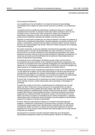 192
futura projecció professional.
Les competències s’han de treballar en el context de situacions d’aprenentatge
connectades amb la realitat, les quals convidin l‘alumnat a la reflexió, a la col·laboració i
l’acció.
L’assoliment de les competències específiques constitueix la base per a l’avaluació
competencial de l’alumnat i es valorarà a través dels criteris d’avaluació. No hi ha una
vinculació unívoca i directa entre criteris d’avaluació i sabers; les competències
específiques s’avaluaran a través de la posada en acció de diferents sabers,
proporcionant la flexibilitat necessària per establir connexions entre ells.
Abordant un enfocament competencial, els criteris d’avaluació i els sabers es vertebren al
voltant de les competències específiques. Aquesta progressió, que parteix d’entorns molt
propers i manipulatius connectant amb les etapes d’educació infantil i primària, facilita la
transició cap a aprenentatges més formals i afavoreix el desenvolupament de la capacitat
de pensament abstracte.
Els criteris d’avaluació, en tant que expliciten l’avaluació de les capacitats i els sabers que
cal desenvolupar, concreten els aprenentatges que volem identificar en l’alumnat i la
forma de fer-ho. Es vinculen directament a les competències específiques. Els criteris
d’avaluació permeten mesurar el grau de desenvolupament d’aquestes competències i el
docent pot connectar-los de forma flexible amb els sabers de l’àrea/matèria durant el
procés d’ensenyament-aprenentatge.
El professorat ha de contextualitzar i flexibilitzar aquests criteris d’acord amb les
circumstàncies de la seva activitat. El seu caràcter és marcadament competencial i els
converteix en avaluadors tant de les capacitats desplegades com dels diferents tipus de
sabers, és a dir, coneixements, destreses, valors i actituds que l’alumnat ha d’adquirir per
desenvolupar-se en múltiples situacions pròpies de la societat moderna.
El desenvolupament de les competències específiques es basa en les competències clau
i en els sabers de la matèria, que es troben estructurats en tres blocs que inclouen els
coneixements, les destreses i les actituds imprescindibles; per aquesta raó s’opta per
formular els sabers lligats a una capacitat i en un context en el qual s’ha de desenvolupar.
El professorat pot desenvolupar un context alternatiu si ho considera adient.
El primer bloc es relaciona amb el coneixement de l’ésser humà des de la perspectiva
de les ciències humanes i socials relacionades amb la psicologia, l’antropologia i la
sociologia.
El segon bloc es lliga a la formació i orientació personal i professional cap a la vida
adulta, per oferir a l’alumnat un suport pel que fa a la necessitat de fer un exercici
d’autoconeixement sobre qualitats personals pròpies i dels altres; l’orientació cap a la
formació acadèmica i professional per conèixer l’oferta formativa de l’entorn i optimitzar
la gestió dels itineraris d’aprenentatge permanent; l’orientació professional vinculada a
l’exploració de contextos de treball, que permeti conèixer el funcionament del mercat
laboral, les formes d’ocupació i la importància de la iniciativa emprenedora, i qüestions
relacionades amb la incorporació de les tecnologies i les eines digitals al mercat laboral,
valorant-ne la utilitat en la recerca d’oportunitats.
El tercer i últim bloc està associat al disseny d’un projecte d’orientació personal,
acadèmic i professional i d’aproximació a la recerca activa d’ocupació. Els plans que
constitueixen aquest projecte estan interrelacionats i s’aborden des d’un enfocament
competencial, pràctic, funcional i en espiral, que n’afavoreixi l’elaboració de manera
progressiva en funció del grau d’aprofundiment dels aprenentatges que es vagin assolint
al llarg del curs acadèmic.
Es proposa fer la concreció curricular d‘aquesta matèria des d’una perspectiva
teoricopràctica plantejant els sabers de manera gradual i iterativa, de manera que
DL B 38014-2007
ISSN 1988-298X https://www.gencat.cat/dogc
Núm. 8762 - 29.9.2022
385/491 Diari Oficial de la Generalitat de Catalunya
CVE-DOGC-A-22270097-2022
 