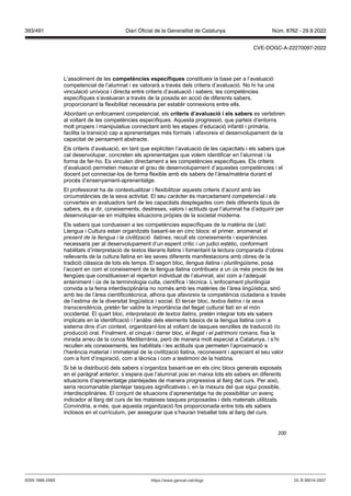 200
L’assoliment de les competències específiques constitueix la base per a l’avaluació
competencial de l’alumnat i es valorarà a través dels criteris d’avaluació. No hi ha una
vinculació unívoca i directa entre criteris d’avaluació i sabers; les competències
específiques s’avaluaran a través de la posada en acció de diferents sabers,
proporcionant la flexibilitat necessària per establir connexions entre ells.
Abordant un enfocament competencial, els criteris d’a aluació i els sabers es vertebren
al voltant de les competències específiques. Aquesta progressió, que parteix d’entorns
molt propers i manipulatius connectant amb les etapes d’educació infantil i primària,
facilita la transició cap a aprenentatges més formals i afavoreix el desenvolupament de la
capacitat de pensament abstracte.
Els criteris d’avaluació, en tant que expliciten l’avaluació de les capacitats i els sabers que
cal desenvolupar, concreten els aprenentatges que volem identificar en l’alumnat i la
forma de fer-ho. Es vinculen directament a les competències específiques. Els criteris
d’avaluació permeten mesurar el grau de desenvolupament d’aquestes competències i el
docent pot connectar-los de forma flexible amb els sabers de l’àrea/matèria durant el
procés d’ensenyament-aprenentatge.
El professorat ha de contextualitzar i flexibilitzar aquests criteris d’acord amb les
circumstàncies de la seva activitat. El seu caràcter és marcadament competencial i els
converteix en avaluadors tant de les capacitats desplegades com dels diferents tipus de
sabers, és a dir, coneixements, destreses, valors i actituds que l’alumnat ha d’adquirir per
desenvolupar-se en múltiples situacions pròpies de la societat moderna.
Els sabers que condueixen a les competències específiques de la matèria de Llatí:
Llengua i Cultura estan organitzats basant-se en cinc blocs: el primer, anomenat el
present de la llengua i la civilització llatines, recull els coneixements i experiències
necessaris per al desenvolupament d’un esperit crític i un judici estètic, conformant
habilitats d’interpretació de textos literaris llatins i fomentant la lectura comparada d’obres
rellevants de la cultura llatina en les seves diferents manifestacions amb obres de la
tradició clàssica de tots els temps. El segon bloc, llengua llatina i plurilingüisme, posa
l’accent en com el coneixement de la llengua llatina contribueix a un ús més precís de les
llengües que constitueixen el repertori individual de l’alumnat, així com a l’adequat
enteniment i ús de la terminologia culta, científica i tècnica. L’enfocament plurilingüe
convida a la feina interdisciplinària no només amb les matèries de l’àrea lingüística, sinó
amb les de l’àrea cientificotècnica, alhora que afavoreix la competència ciutadana a través
de l’estima de la diversitat lingüística i social. El tercer bloc, textos llatins i la seva
transcendència, pretén fer valdre la importància del llegat cultural llatí en el món
occidental. El quart bloc, interpretació de textos llatins, pretén integrar tots els sabers
implicats en la identificació i l’anàlisi dels elements bàsics de la llengua llatina com a
sistema dins d’un context, organitzant-los al voltant de tasques senzilles de traducció i/o
producció oral. Finalment, el cinquè i darrer bloc, el llegat i el patrimoni romans, fixa la
mirada arreu de la conca Mediterrània, però de manera molt especial a Catalunya, i s’hi
recullen els coneixements, les habilitats i les actituds que permeten l’aproximació a
l’herència material i immaterial de la civilització llatina, reconeixent i apreciant el seu valor
com a font d’inspiració, com a tècnica i com a testimoni de la història.
Si bé la distribució dels sabers s’organitza basant-se en els cinc blocs generals exposats
en el paràgraf anterior, s’espera que l’alumnat posi en marxa tots els sabers en diferents
situacions d’aprenentatge plantejades de manera progressiva al llarg del curs. Per això,
seria recomanable plantejar tasques significatives i, en la mesura del que sigui possible,
interdisciplinàries. El conjunt de situacions d’aprenentatge ha de possibilitar un avenç
indicador al llarg del curs de les mateixes tasques proposades i dels materials utilitzats.
Convindria, a més, que aquesta organització fos proporcionada entre tots els sabers
inclosos en el currículum, per assegurar que s‘hauran treballat tots al llarg del curs.
DL B 38014-2007
ISSN 1988-298X https://www.gencat.cat/dogc
Núm. 8762 - 29.9.2022
393/491 Diari Oficial de la Generalitat de Catalunya
CVE-DOGC-A-22270097-2022
 