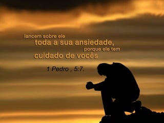 Ansiedade, Psicologia e Espiritismo
Psicologia: Enfrentando a Ansiedade
14/7/2011 Ansiedade, Psicologia e Espiritismo 20
Há lembranças do passado que interferem de tal
maneira no presente que absorvem toda a nossa
energia mental.
Para este enfrentamento, propõe
diversos exercícios de visualizações
mentais no sentido de identificar o que
está acarretando o problema e mudar
para um enfoque positivo, pois não se
deve dar ordem negativa ao cérebro.
Ele acaba aceitando como positivo.
Exemplo: dizer para uma criança não
pegar o pedaço de bolo, que está na
geladeira, é dar-lhe a pista para pegá-
lo. (Sheehan, 2000, cap. 7)
Para isso, a Psicologia diz-
nos que o passado já
está morto, mas que
podemos interpretar
aquelas lembranças com
outras imagens. O fato
antigo não é o mesmo que
recordamos hoje; ele pode
ter uma interpretação atual,
mais positiva.
1 Pedro , 5:7.
 